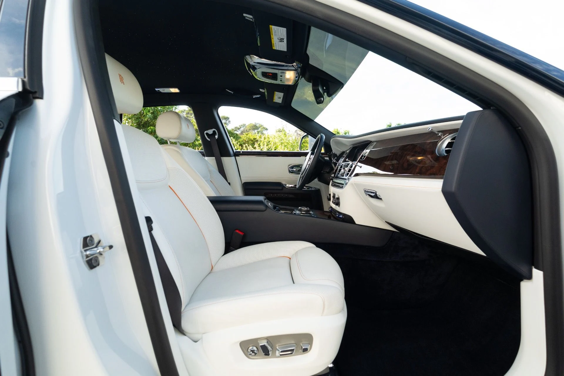 mph062_1953348726_Used_2018_Rolls_Royce_Ghost_1765824060_961ce57fd1