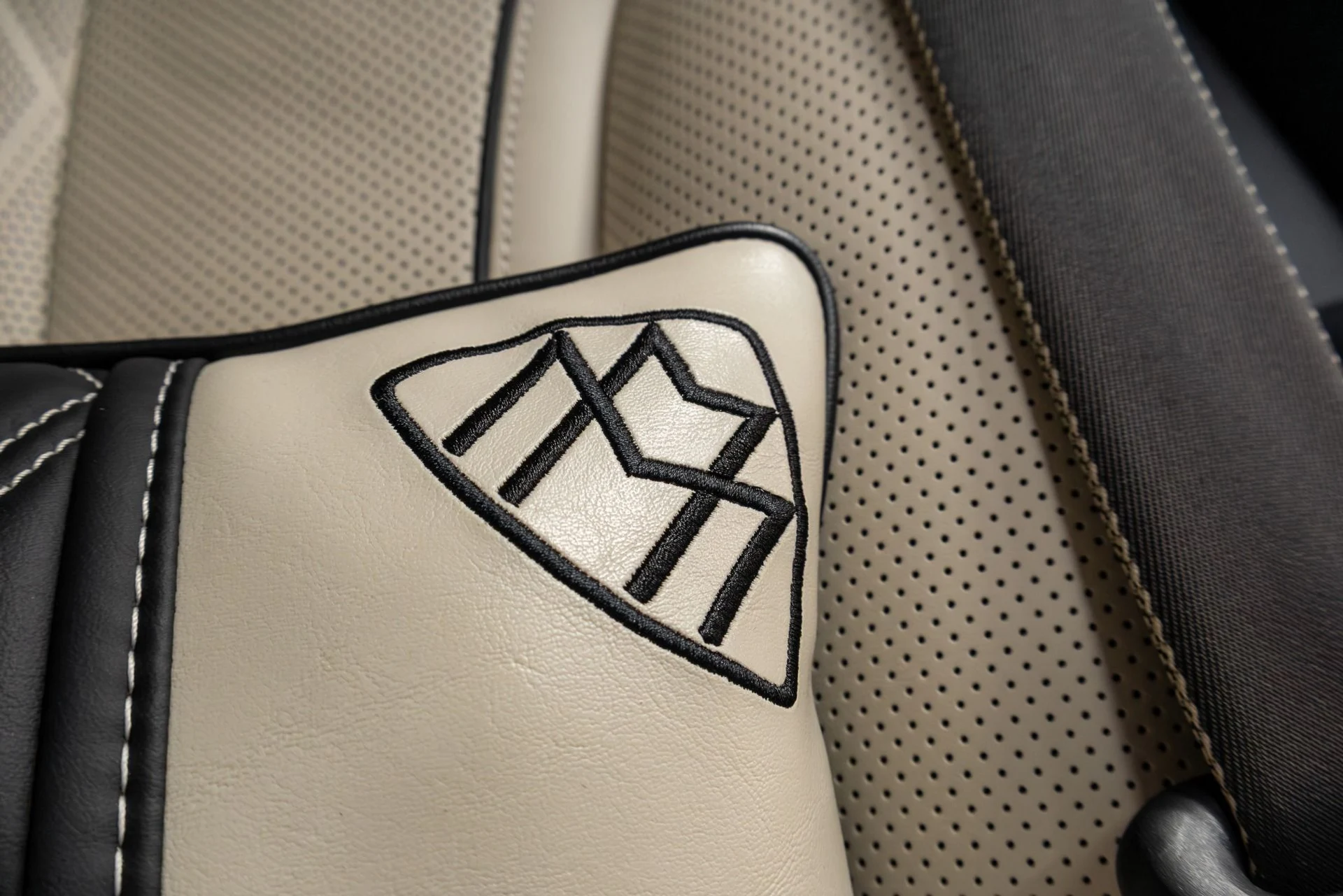 mph062_2256898670_Used_2016_Mercedes_Benz_S_Class_Maybach_S_600_1763586066_9771821d8b