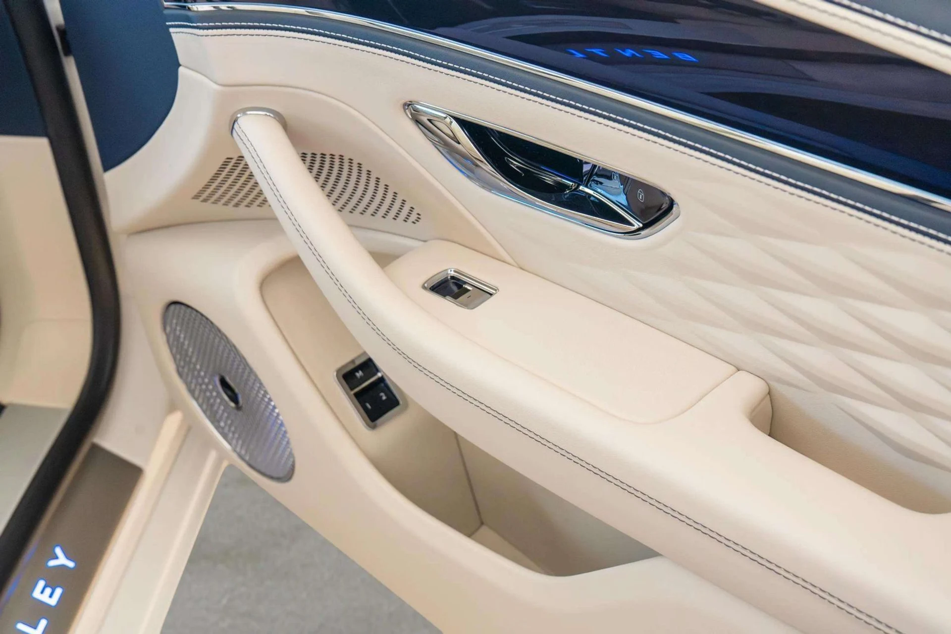 mph062_2272269470_c5b952ef_a18a_4d8c_8207_5d61295973e6_c5439f8e38