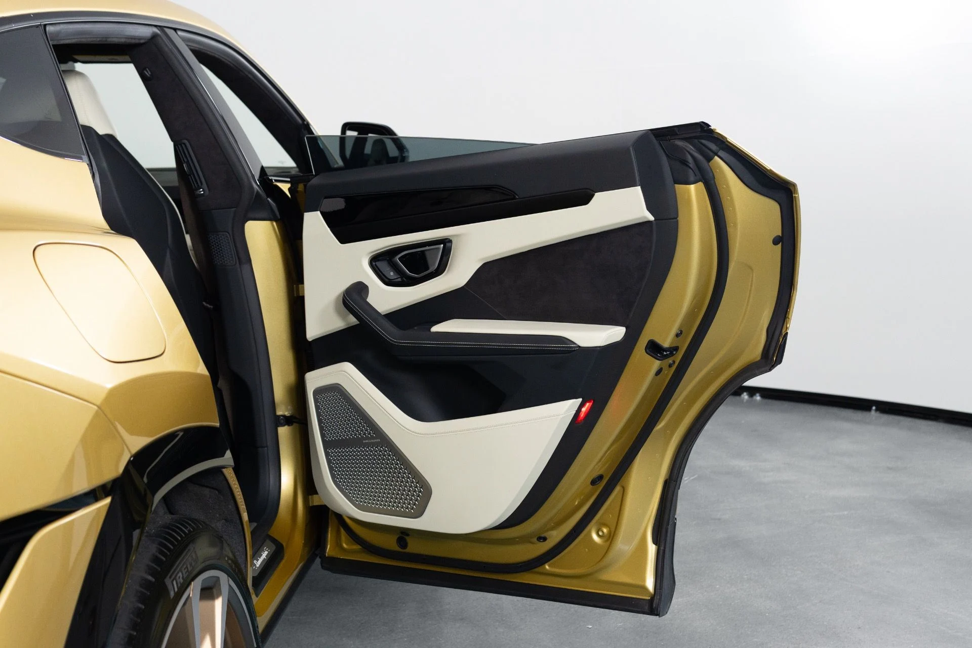mph062_2304105296_Used_2023_Lamborghini_Urus_S_1781741186_d162fb0cbe