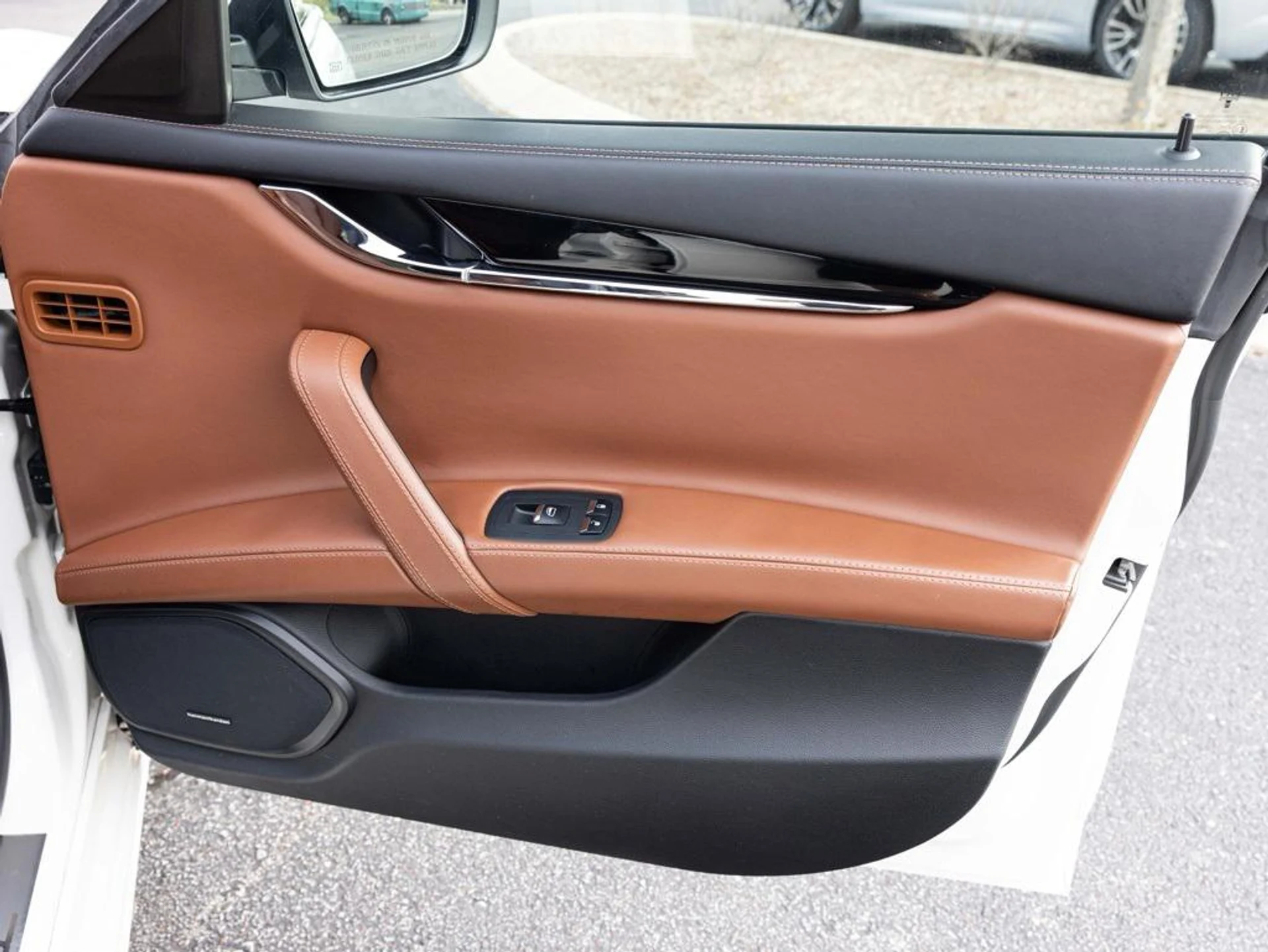 mph062_2353415262_471871649_690f6384b64509d80d32468e_52cb247676