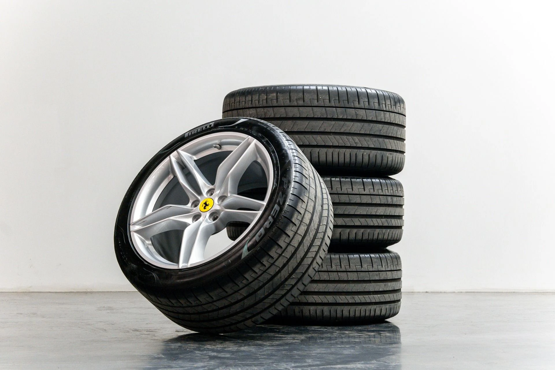 mph062_24205068_Used_2018_Ferrari_812_Superfast_1763480061_5564265d1b