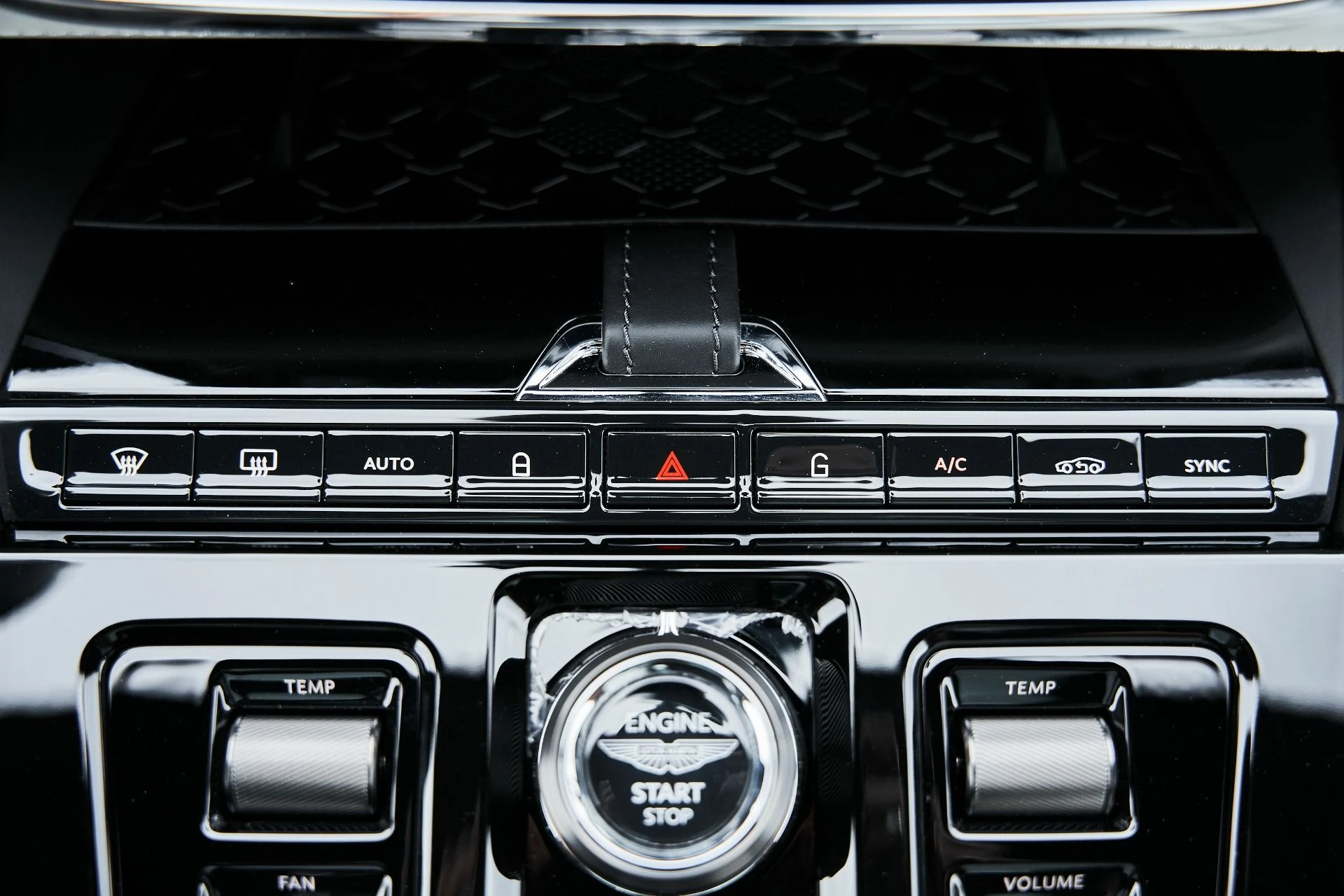 mph062_2443582255_Used_2025_Aston_Martin_DBX_707_1775008041_7726c3dbd5