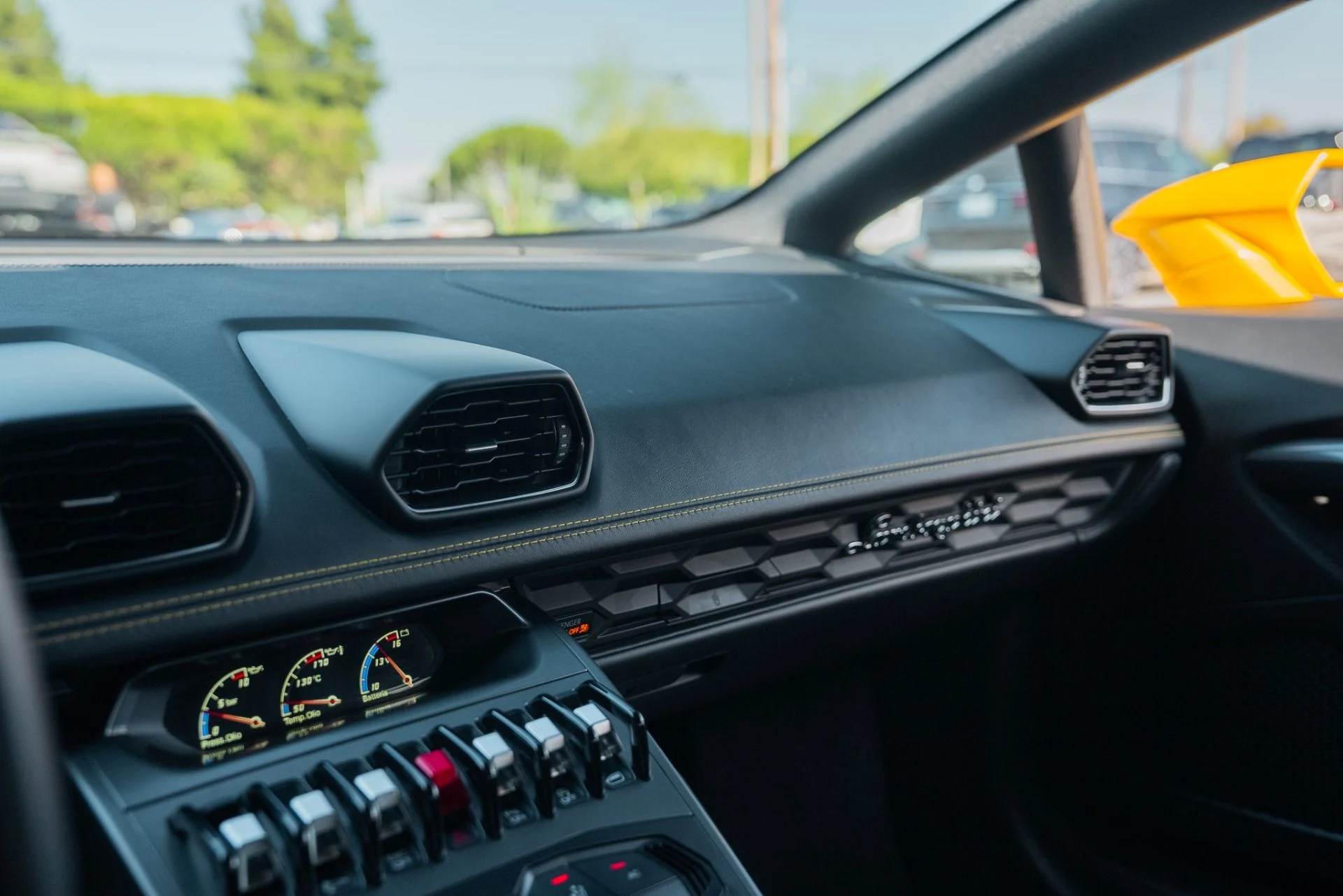 mph062_2445699538_Used_2018_Lamborghini_Huracan_LP_580_2_1762289041_975e91f75a