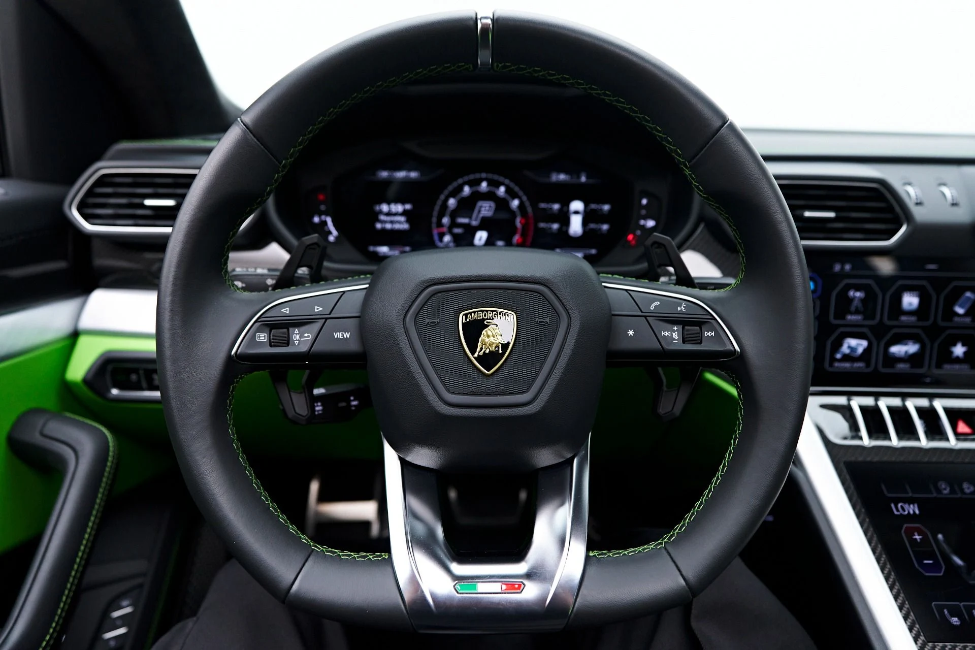 mph062_245926365_Used_2022_Lamborghini_Urus_Base_1758404835_adcf3f8d04