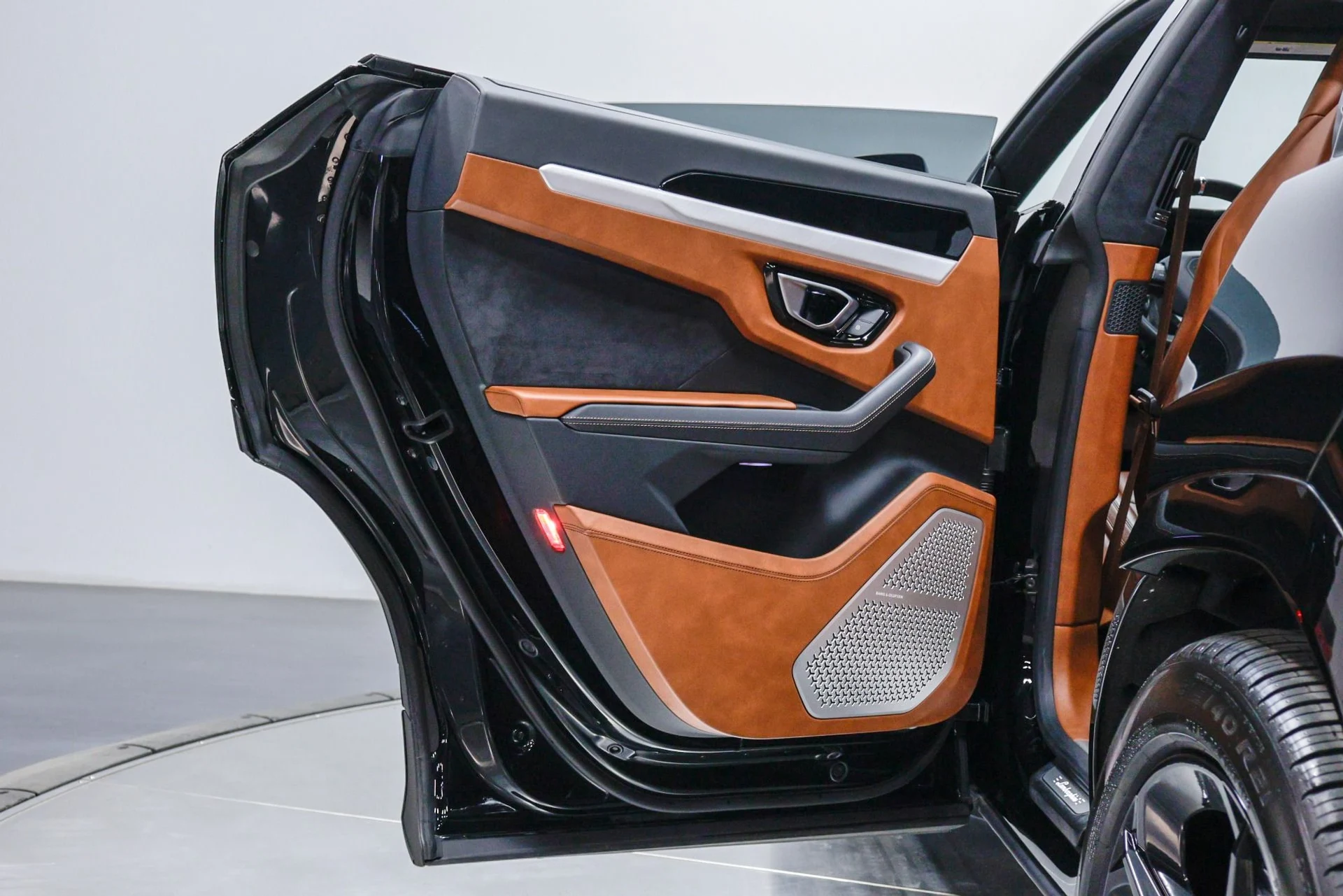 mph062_2553005964_Used_2019_Lamborghini_Urus_1760386221_e74b86b9b2