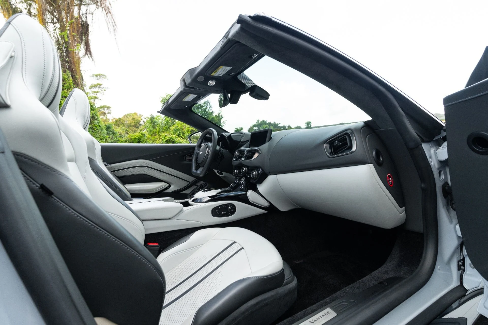 mph062_2608709692_Used_2023_Aston_Martin_Vantage_V8_1773336835_3b17d32d4e