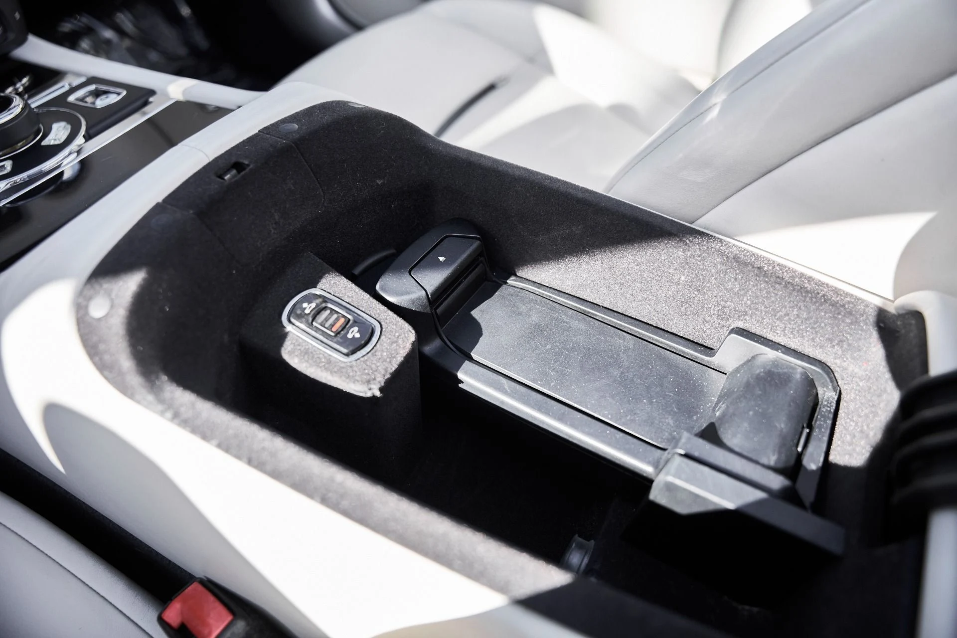 mph062_269662507_Used_2016_Rolls_Royce_Dawn_Base_1770086781_b24248fa94