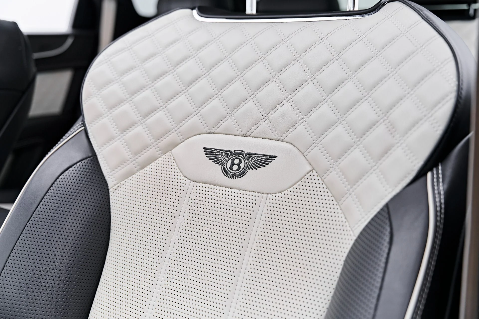 mph062_3033369700_Used_2022_Bentley_Bentayga_V8_1791935790_6851a890bc