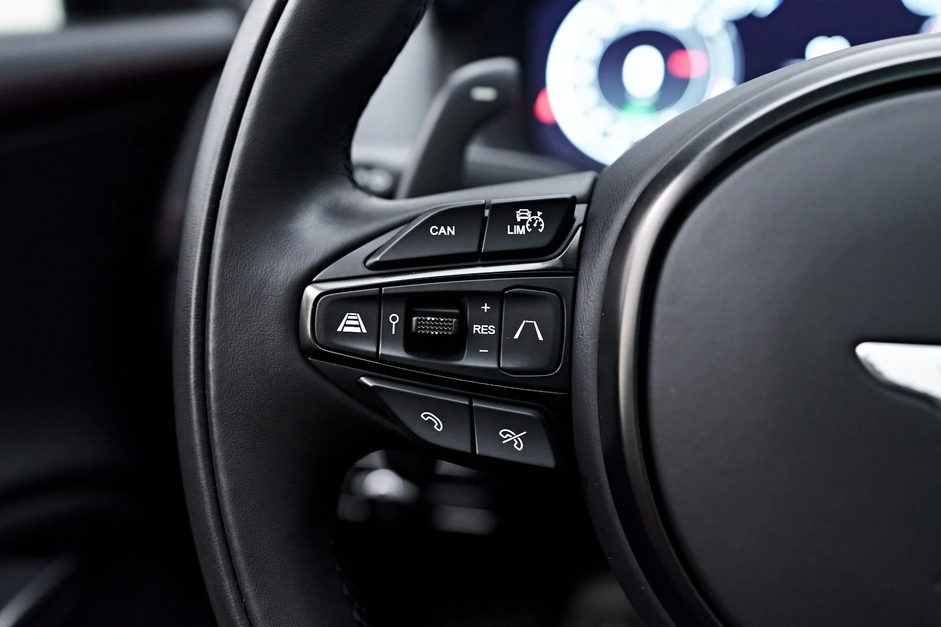 mph062_3344724357_Used_2023_Aston_Martin_DBX_707_1754786768_acf22ecc99