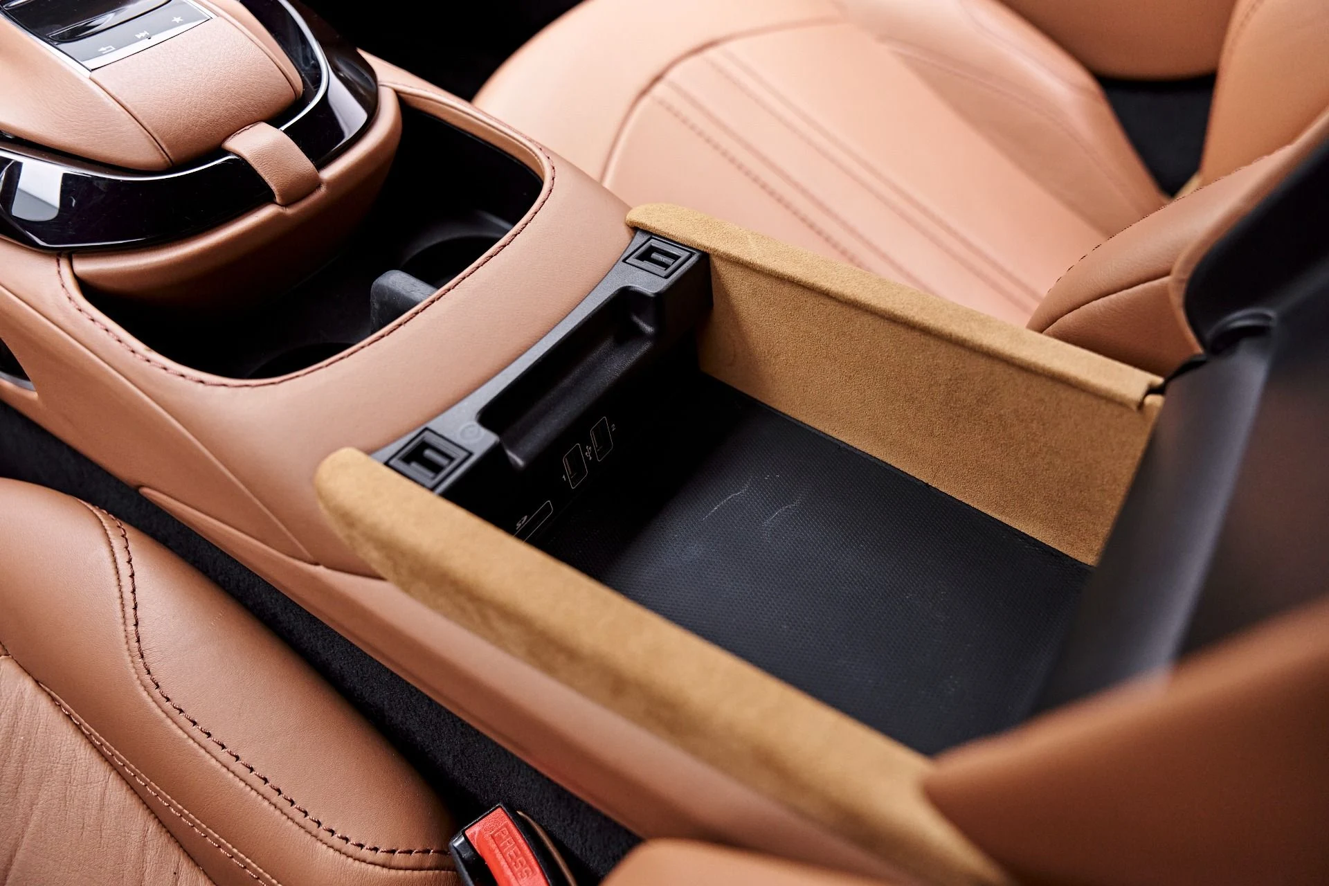 mph062_3638764819_Used_2020_Aston_Martin_Vantage_Base_1777504348_f06ae7bc9b