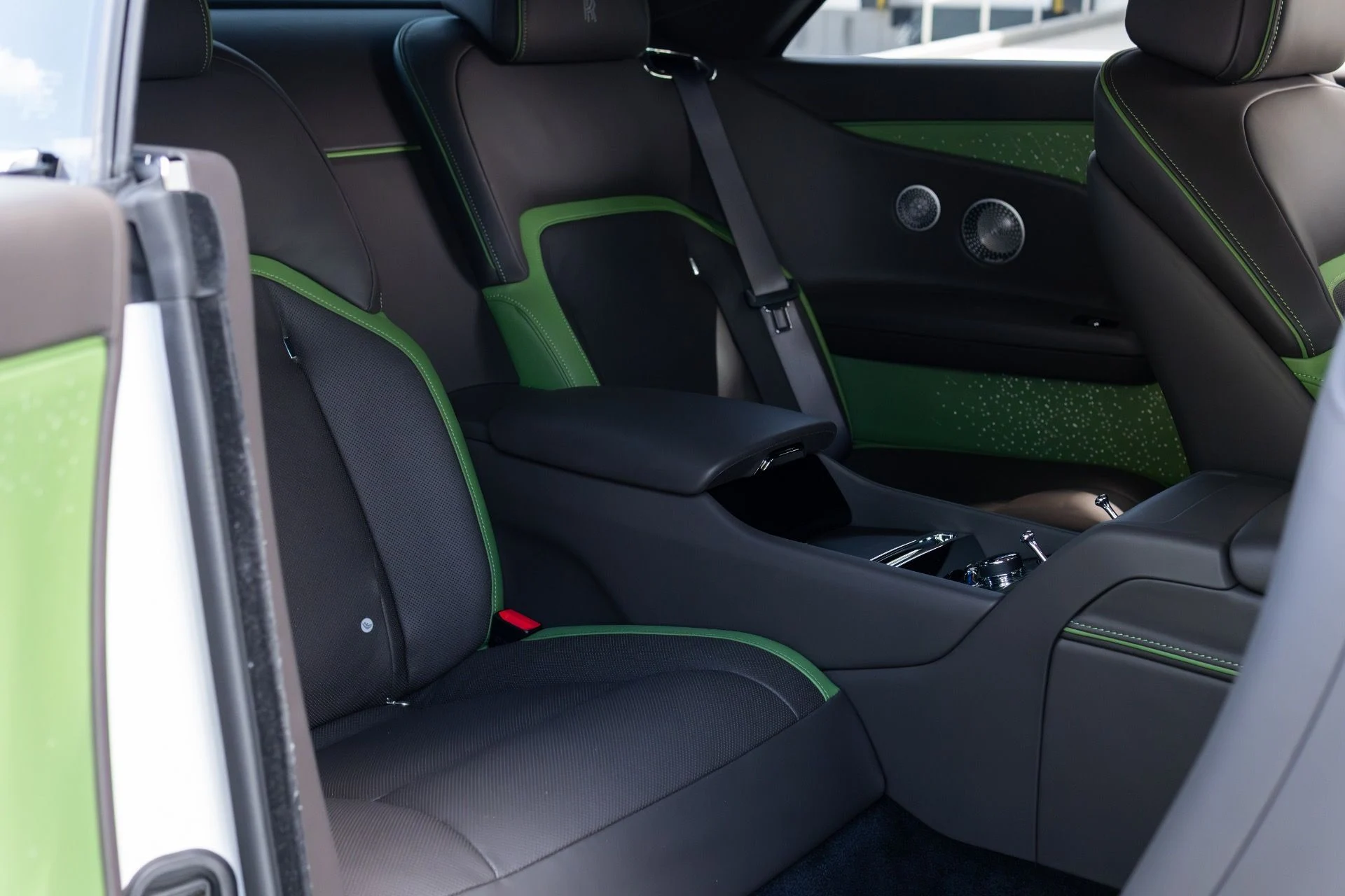 mph062_3650764395_Used_2024_Rolls_Royce_Spectre_1775023108_9a68cfddca