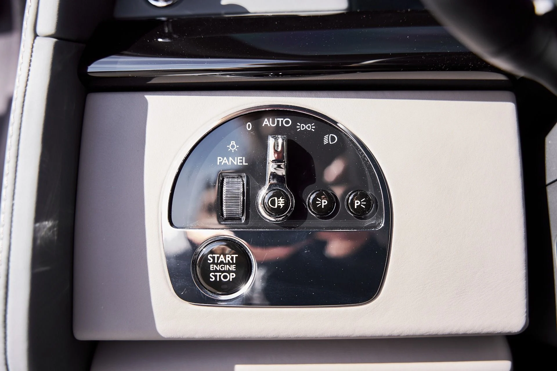 mph062_3964325784_Used_2025_Rolls_Royce_Phantom_Base_1769480994_fc8e533470