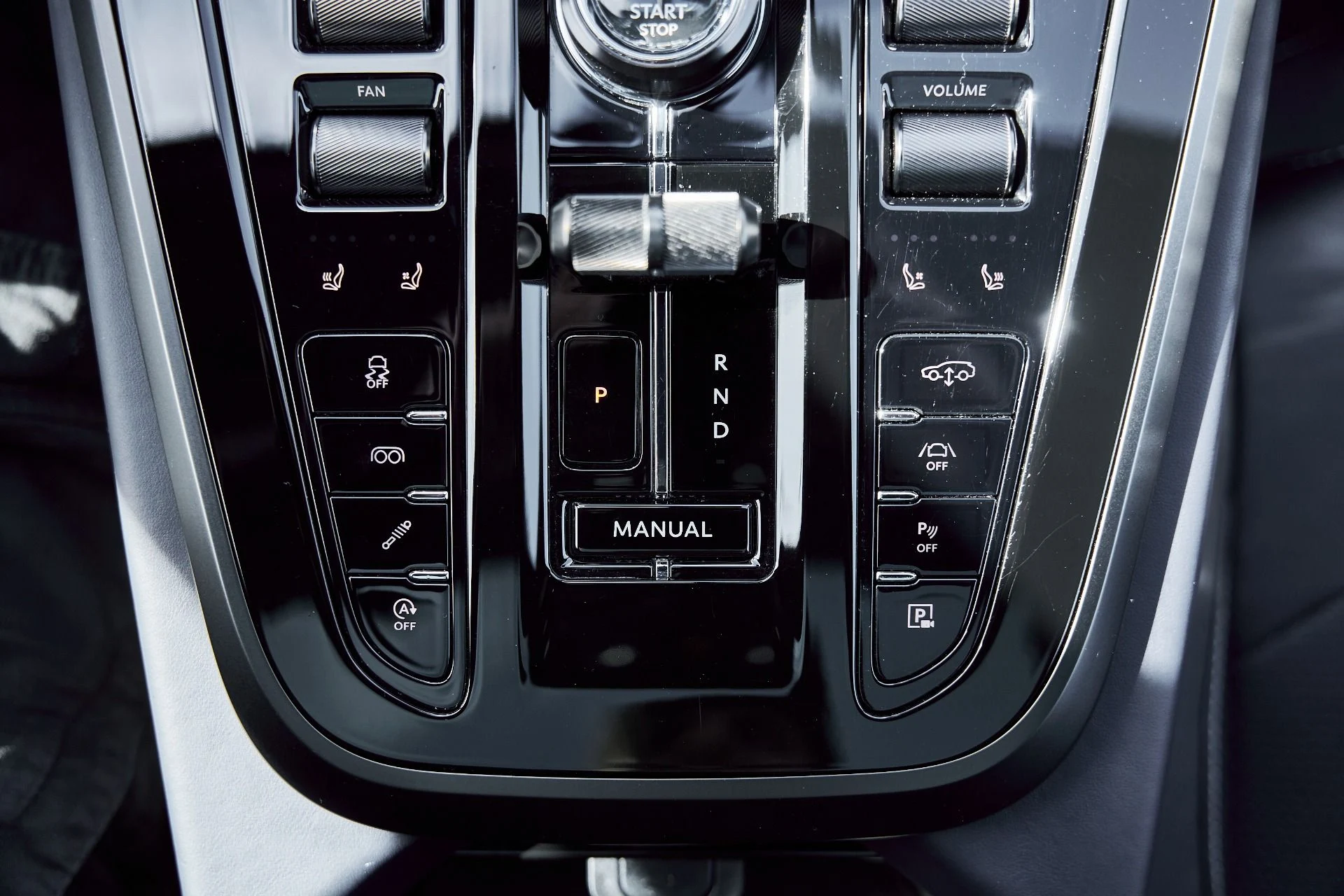 mph062_4094452159_Used_2025_Aston_Martin_DBX_707_1771642303_92a03c50d8