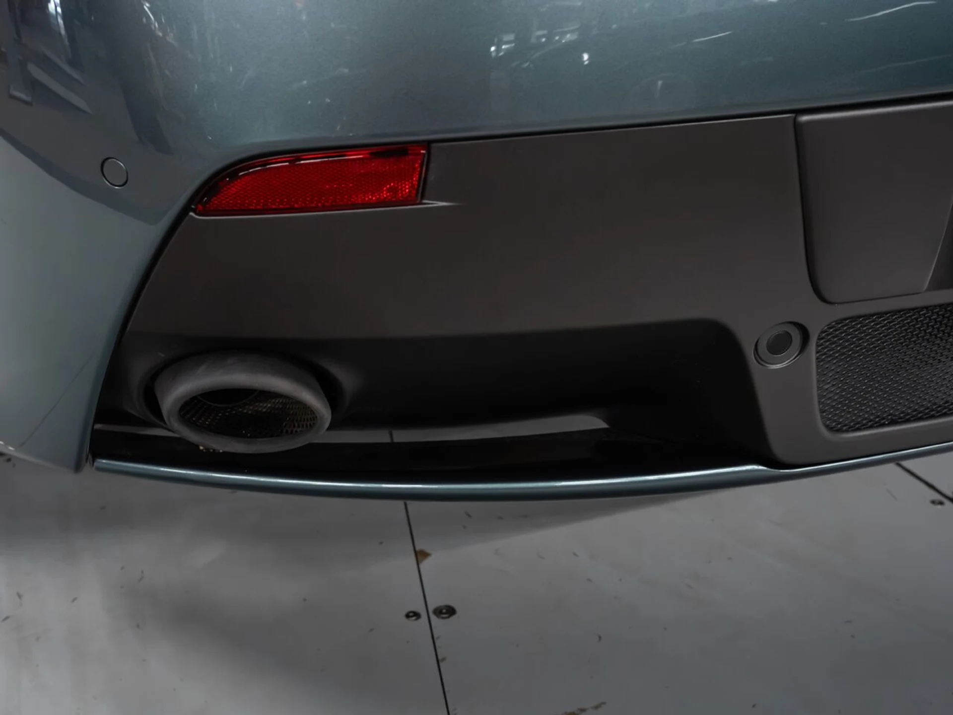 mph062_4212100136_aston_martin_v8_vantage_2015_b5707151d3