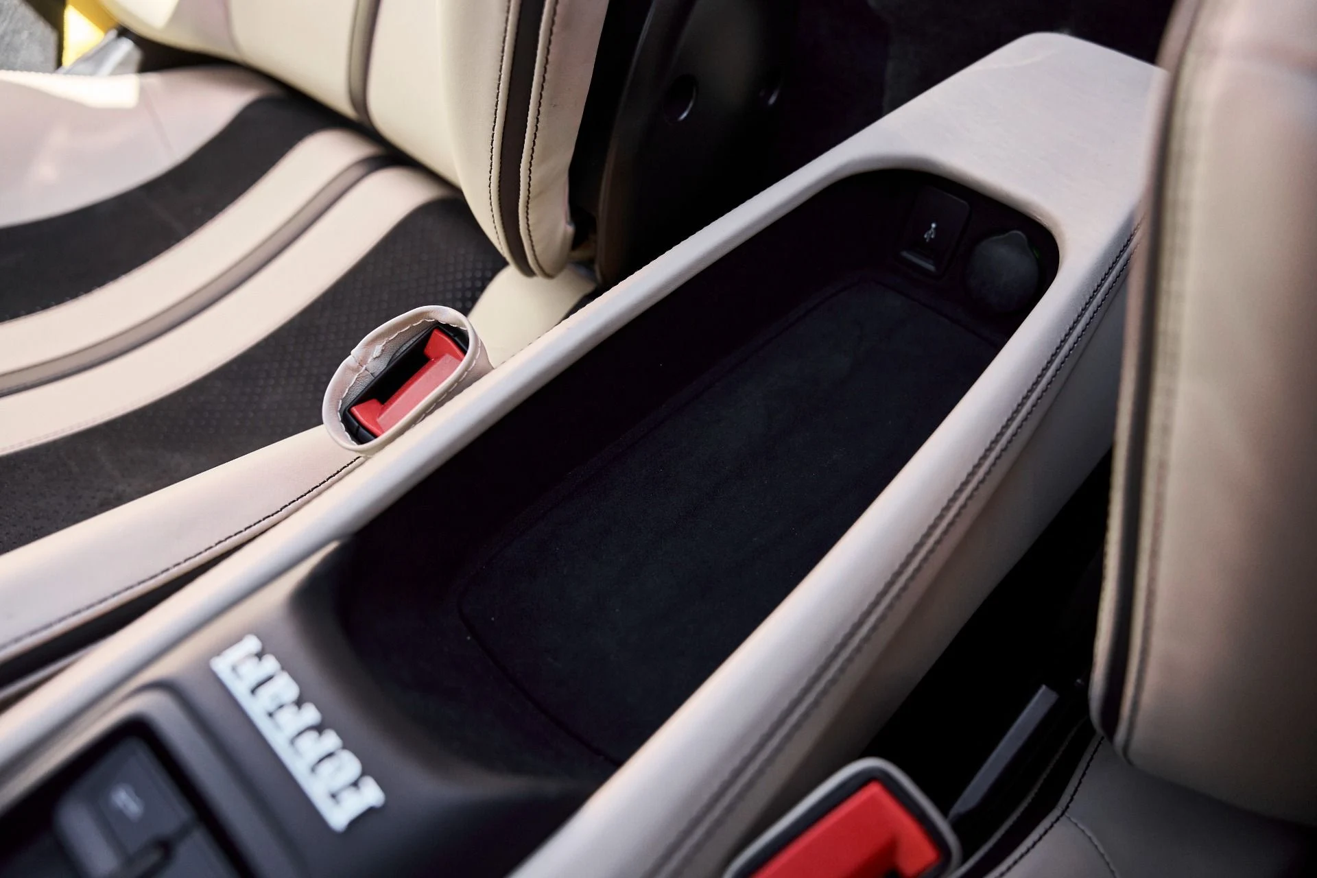 mph062_518375146_Used_2022_Ferrari_F8_Spider_Base_1768868481_62d168cc3b