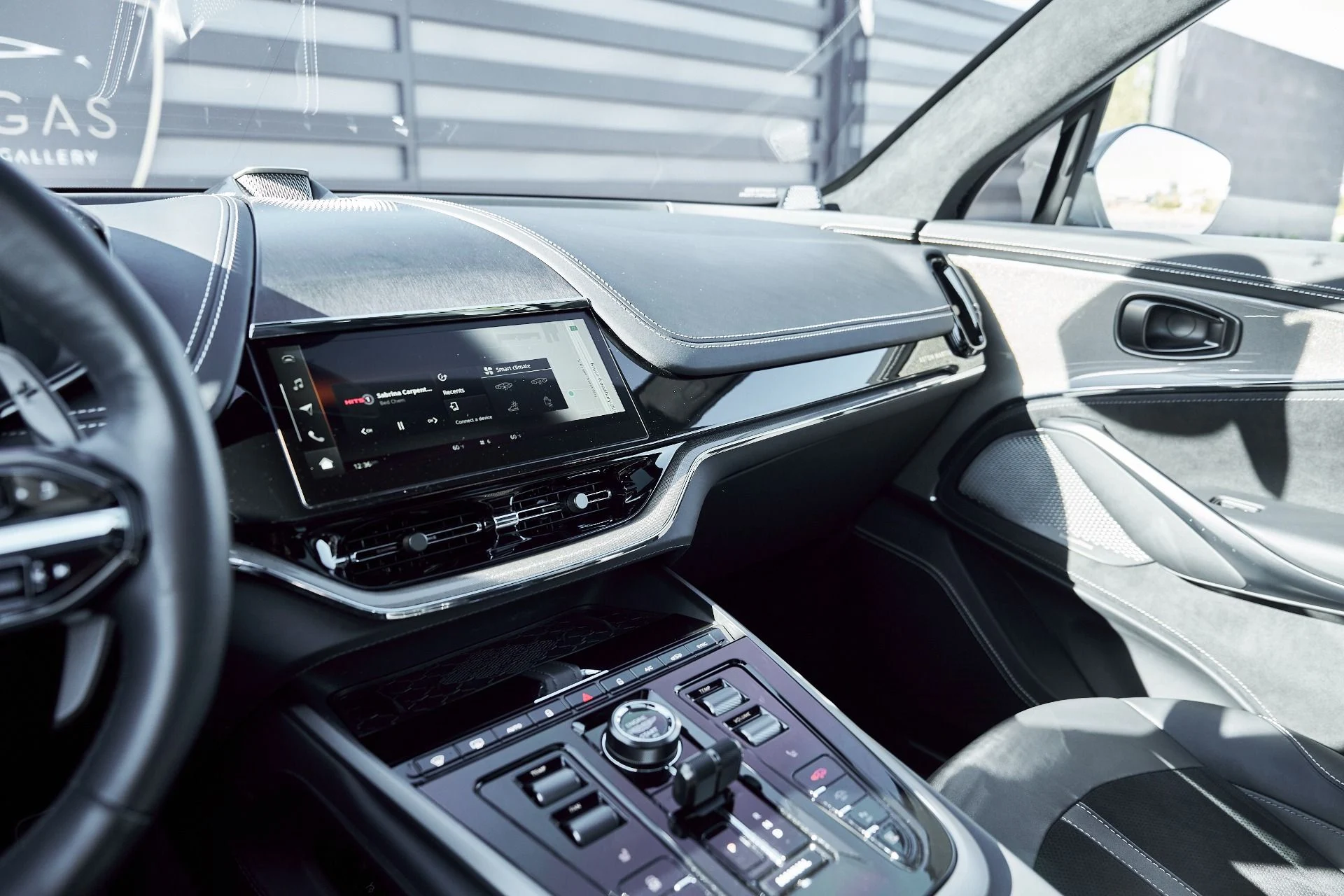 mph062_538786854_Used_2025_Aston_Martin_DBX_707_1767063258_7b2bb6af31