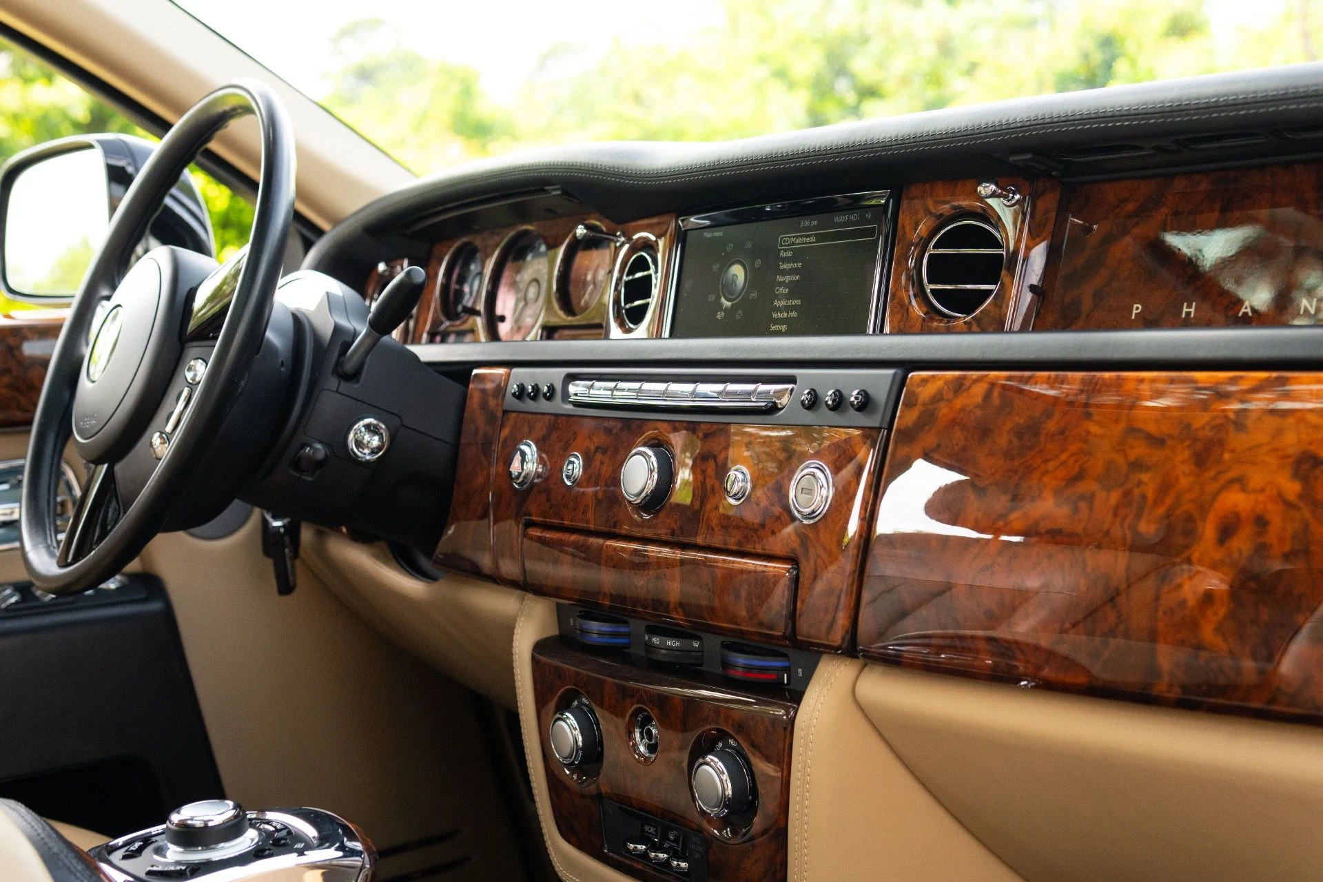 mph062_547307511_Used_2015_Rolls_Royce_Phantom_1779983365_801636b679