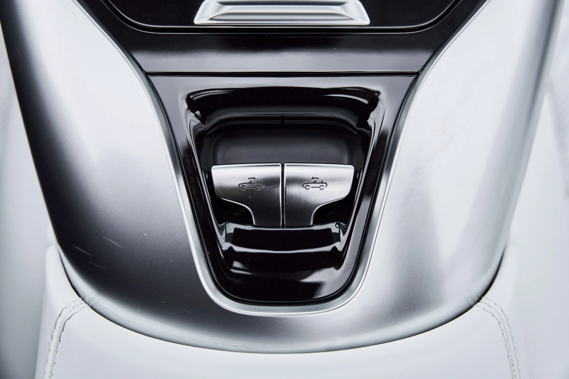 mph062_68639614_Used_2026_Mercedes_Benz_SL_Class_Maybach_SL_680_1767218176_2e3418d087