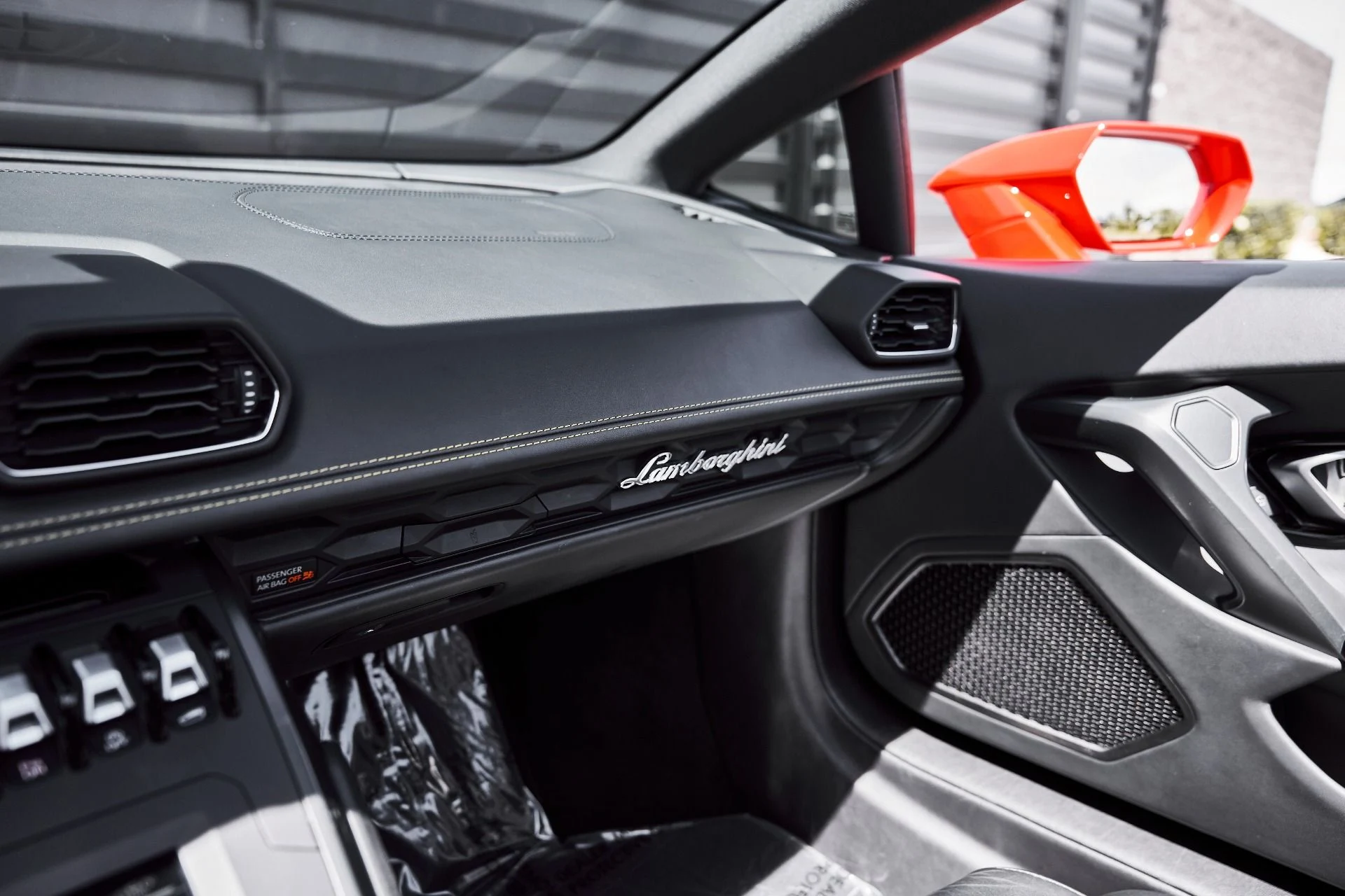 mph062_747402337_Used_2023_Lamborghini_Huracan_EVO_Base_1776733490_79caa866e9