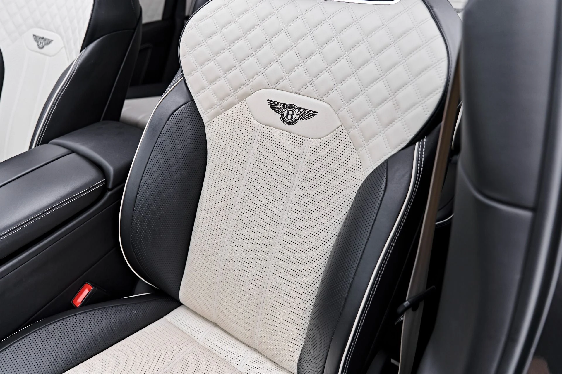 mph063_1054121846_Used_2022_Bentley_Bentayga_V8_1791935793_fe79d494c5