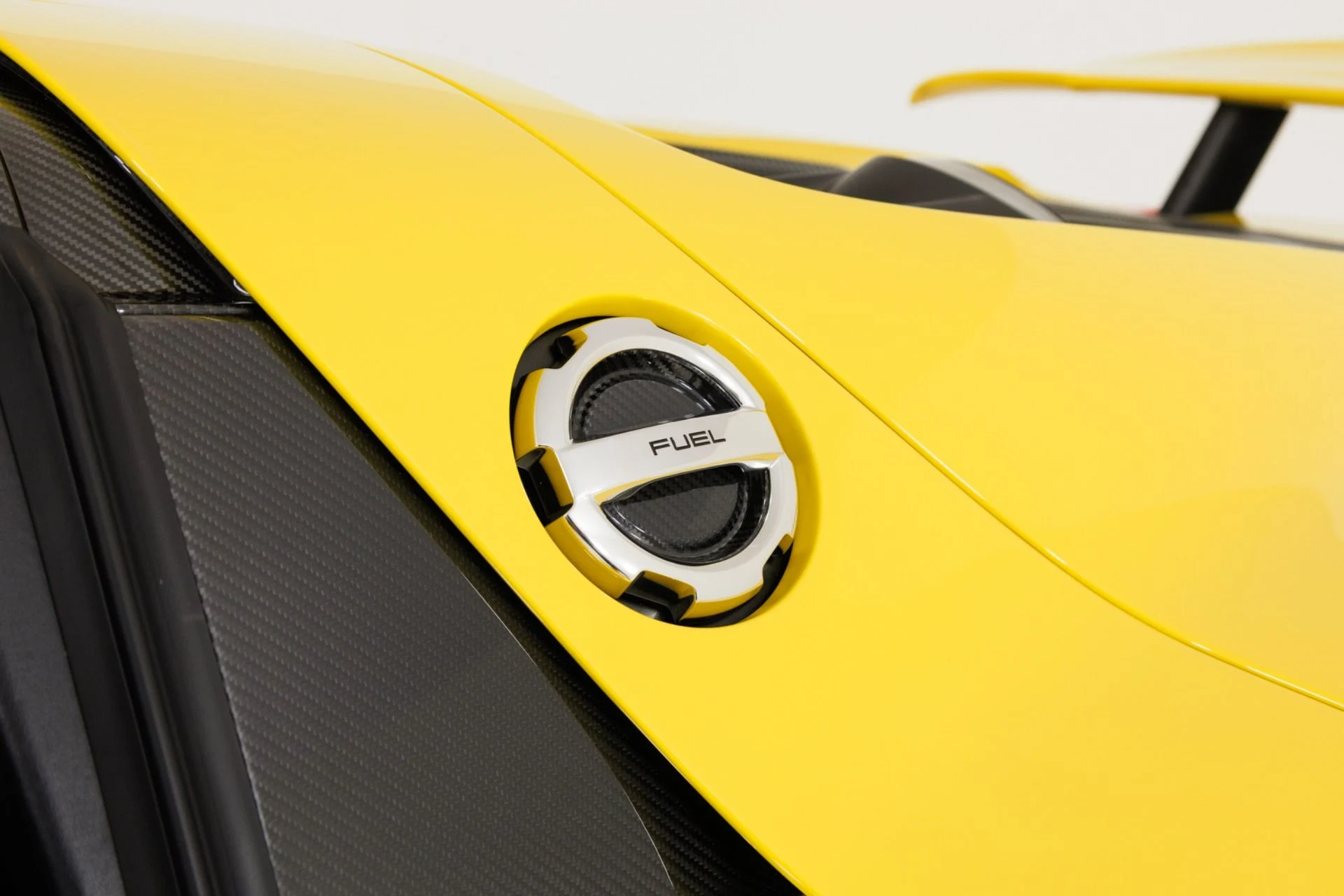 mph063_1166199480_Used_2015_Porsche_918_Spyder_1789427643_2cfe6d6f21