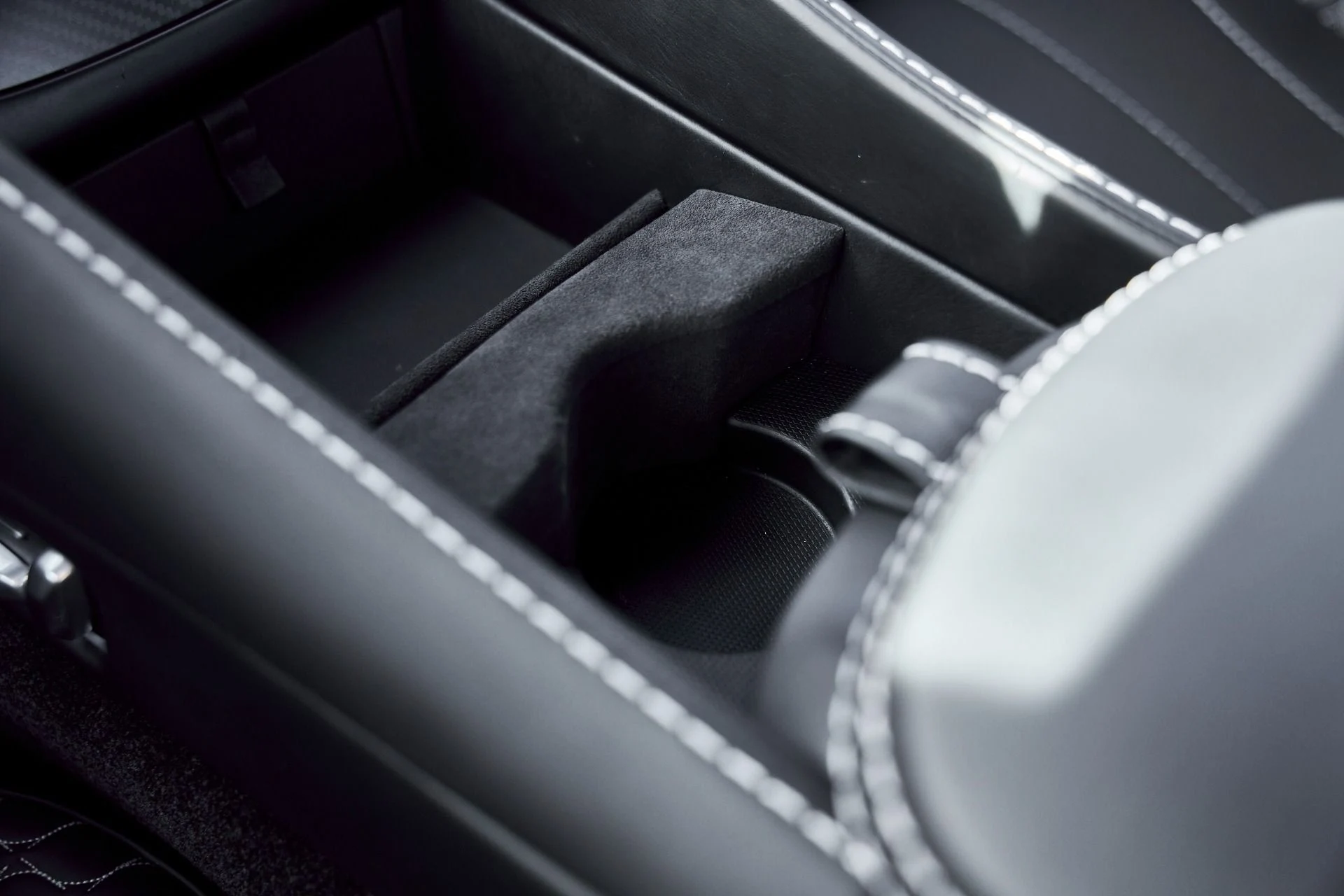 mph063_1169136906_Used_2014_Aston_Martin_Vanquish_V12_1773193829_1f04c9d0c6