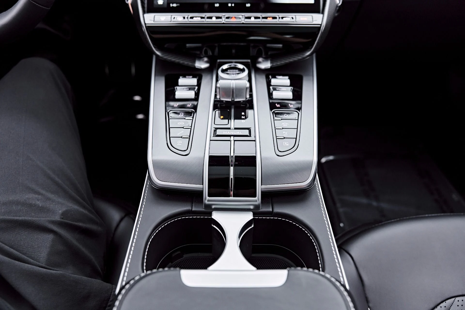 mph063_1349901804_Used_2025_Aston_Martin_Vanquish_V12_1786045878_f251c443b2
