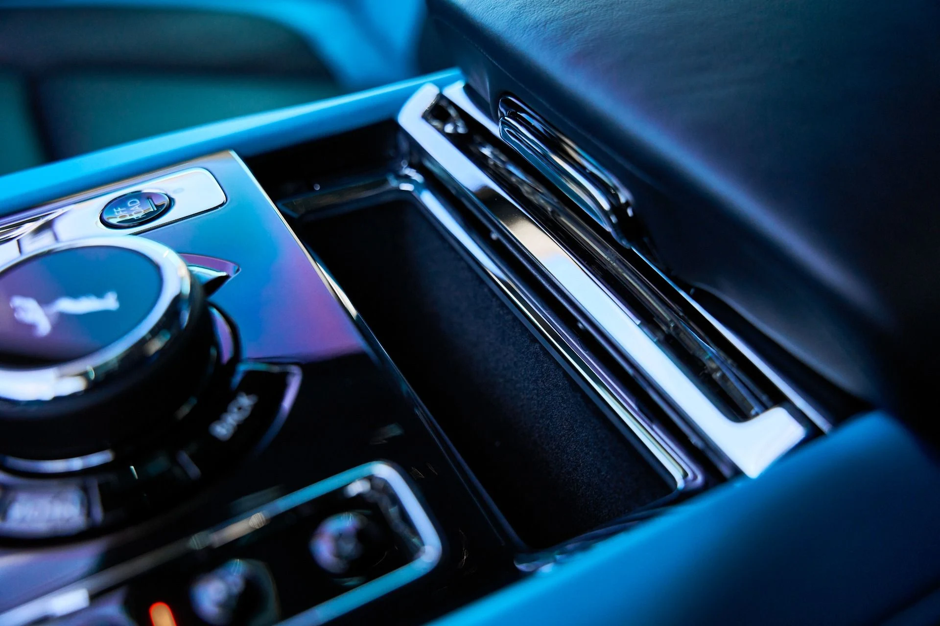 mph063_1446598774_Used_2025_Rolls_Royce_Cullinan_Base_1767668929_1700740a36