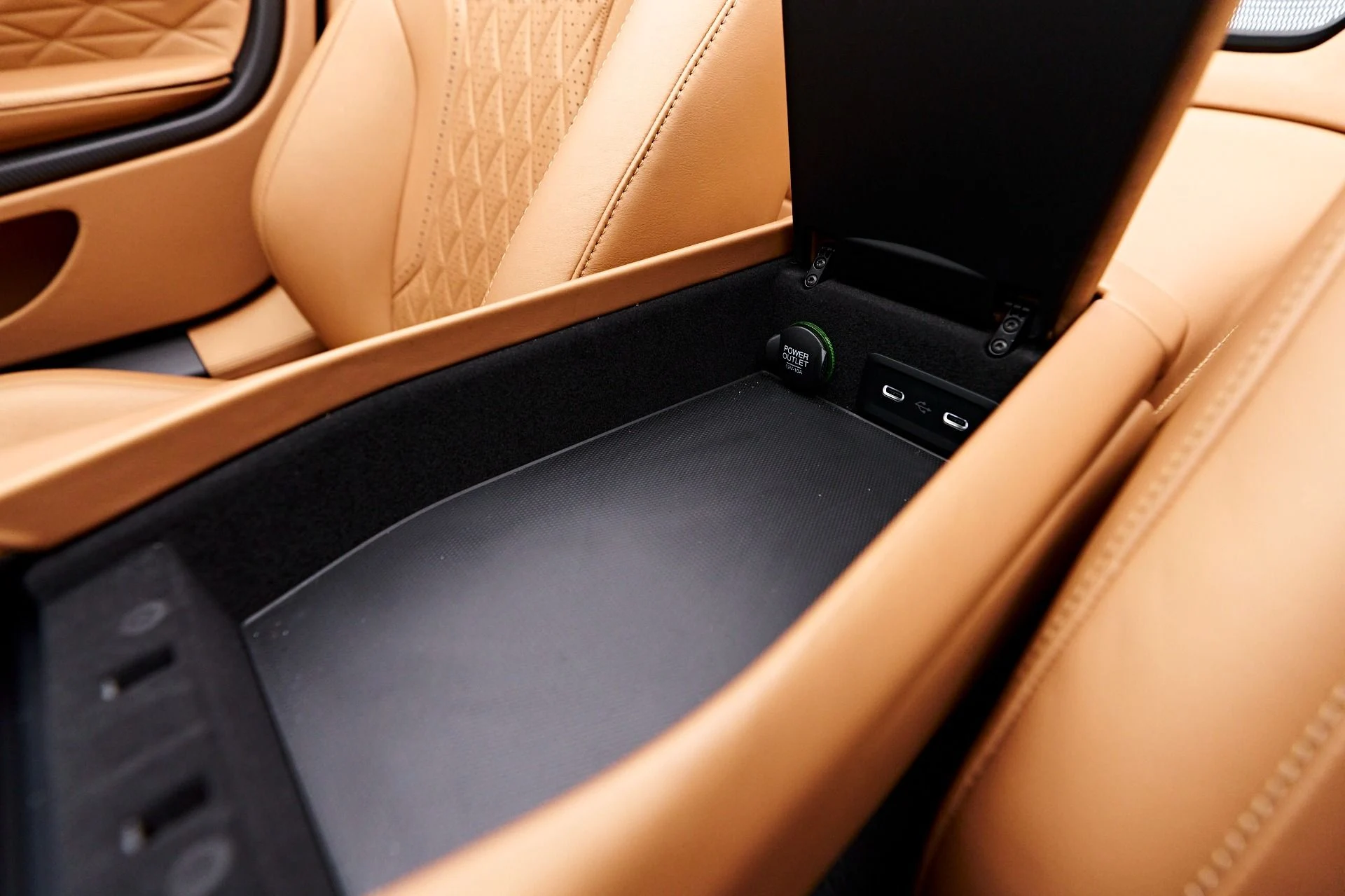 mph063_1461841132_Used_2024_Aston_Martin_DB_12_Volante_1731606794_b18edb65ce