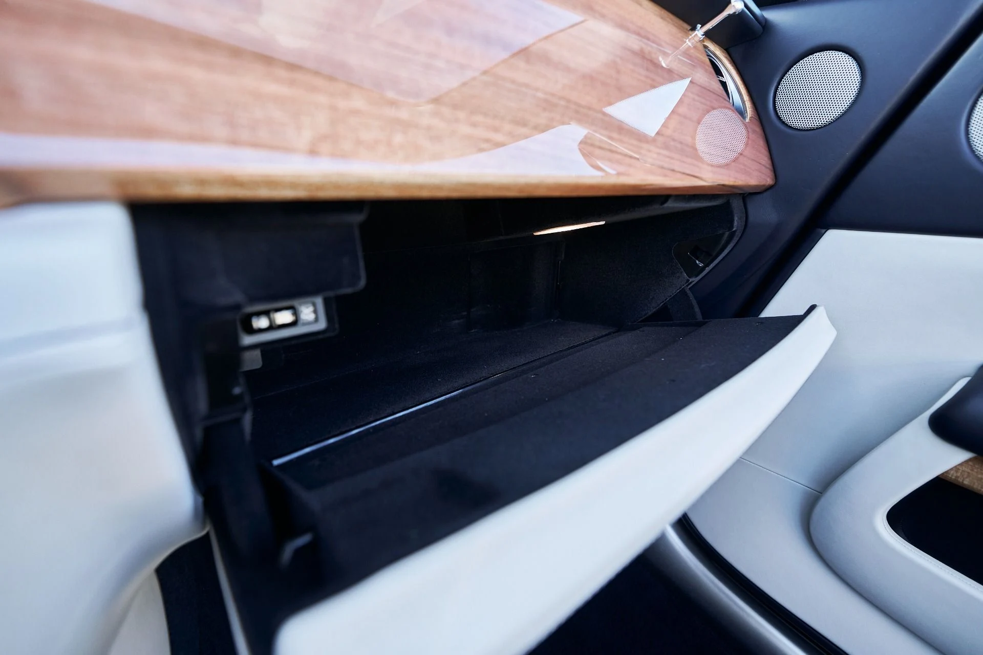 mph063_1541299836_Used_2018_Rolls_Royce_Dawn_1764124464_5cbe8bd835