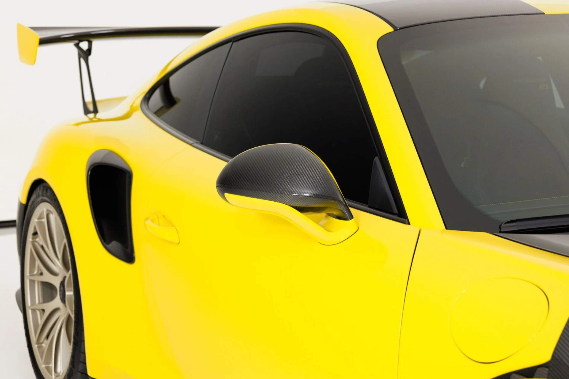 mph063_1686469716_Used_2018_Porsche_911_GT_2_RS_1787778695_352e9422d5