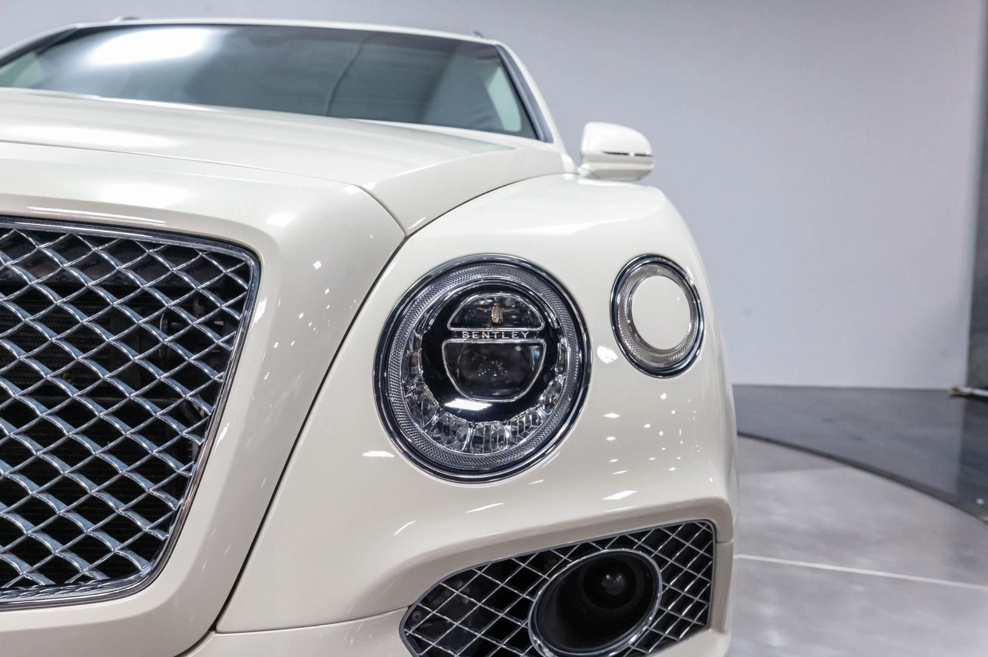 mph063_1807566184_Used_2017_Bentley_Bentayga_W12_1787159716_6282e9fa21