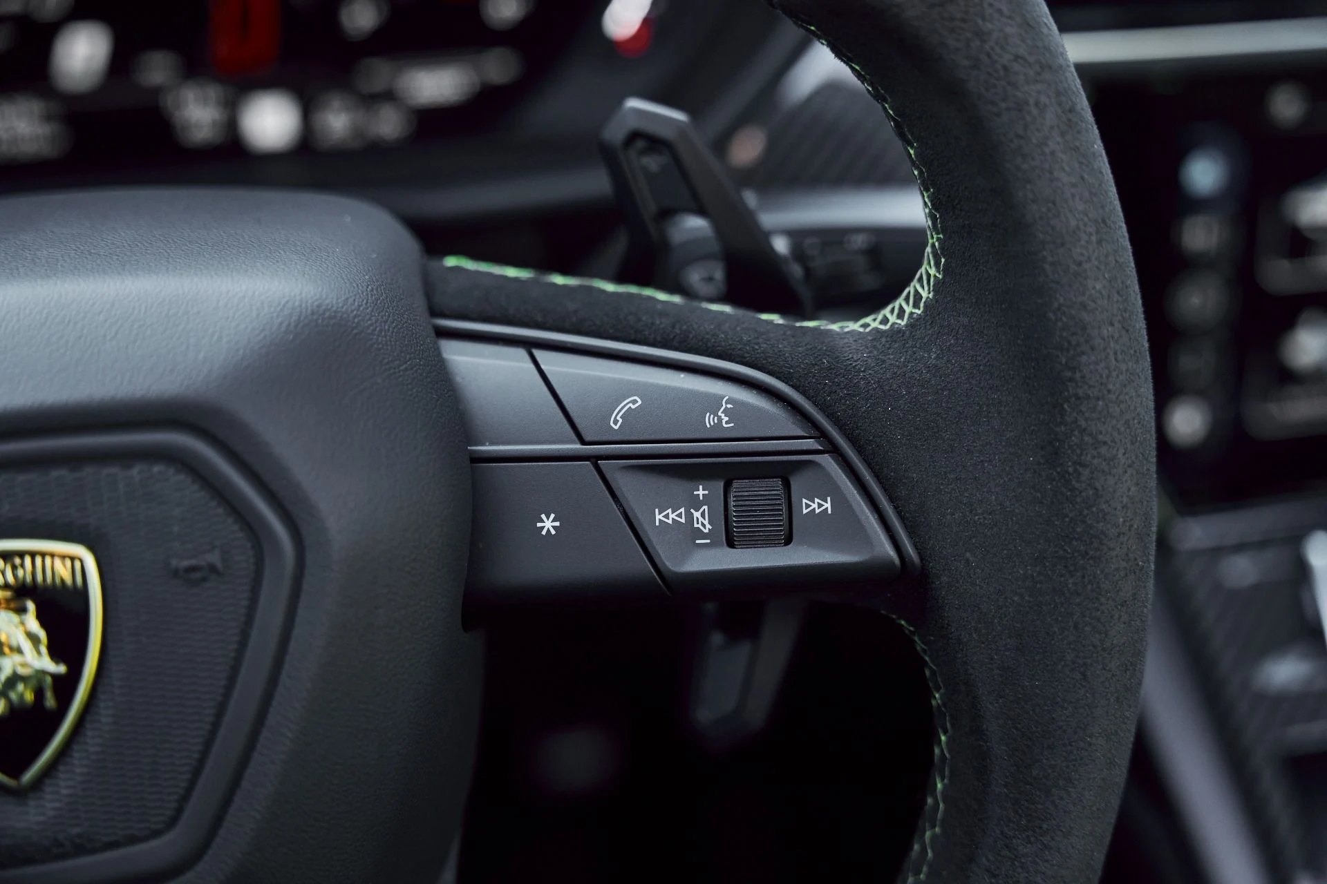 mph063_1988019386_Used_2024_Lamborghini_Urus_Performante_1771724646_5c40c2f112