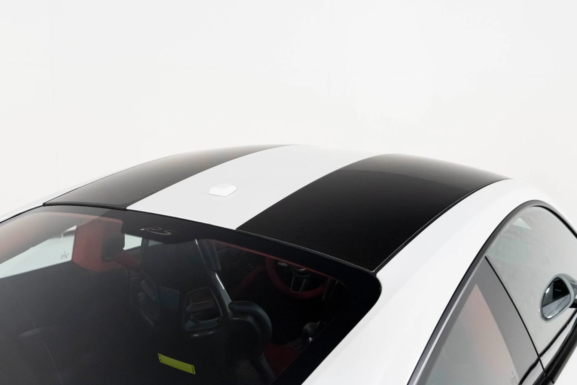 mph063_2079950770_Used_2018_Porsche_911_GT_2_RS_1763508422_82cbb43138