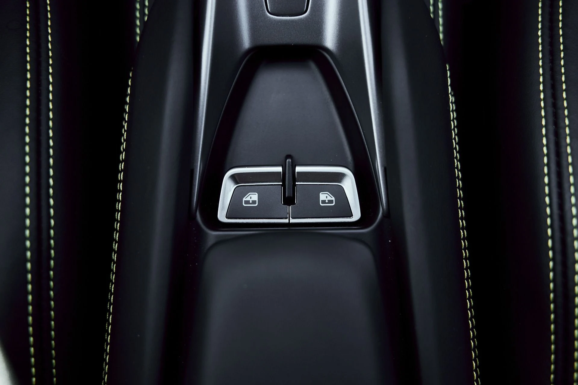 mph063_2118931114_Used_2021_Ferrari_F8_Tributo_Base_1774743115_4dc0029556