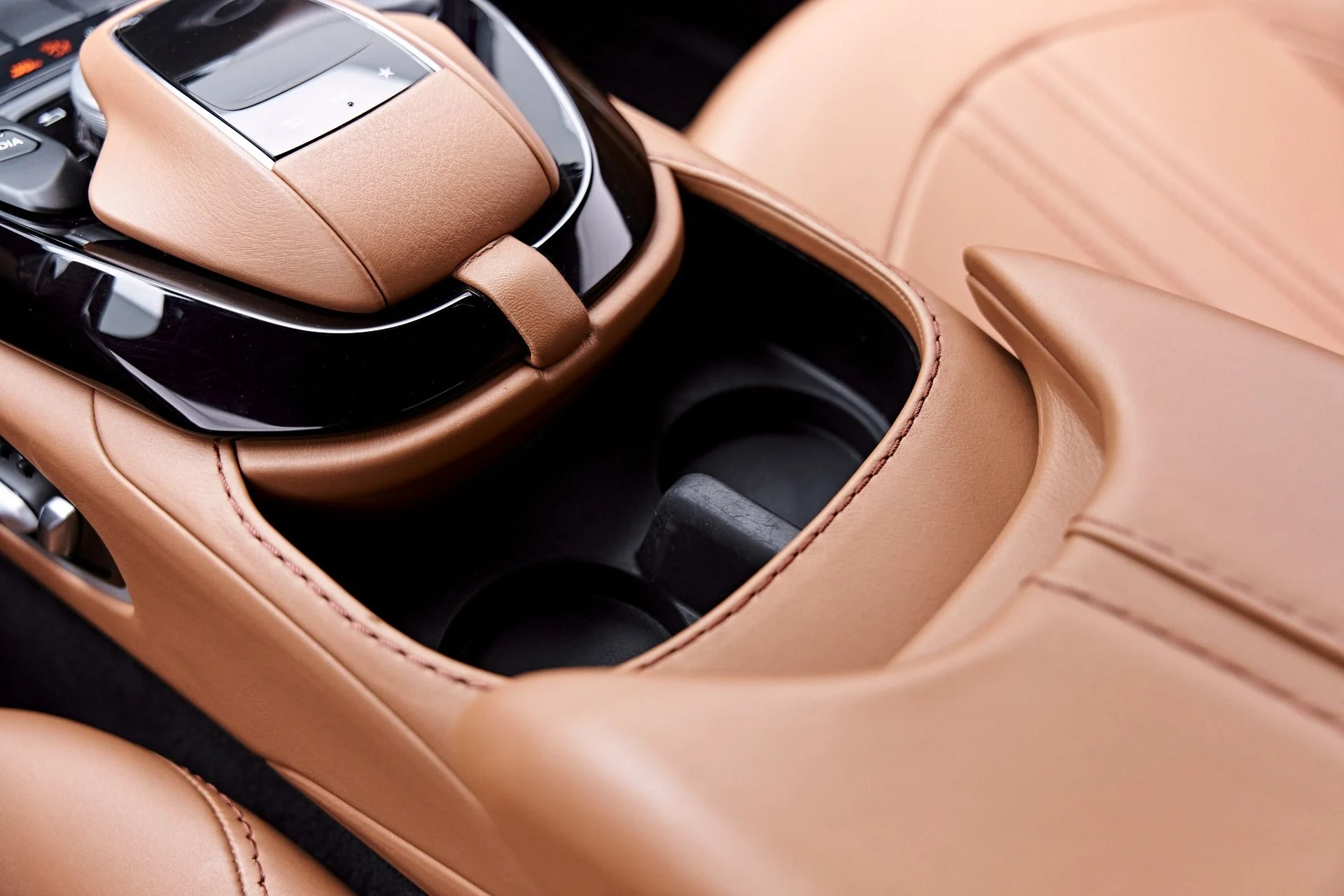 mph063_2412155566_Used_2020_Aston_Martin_Vantage_Base_1777504349_10c9468b2f