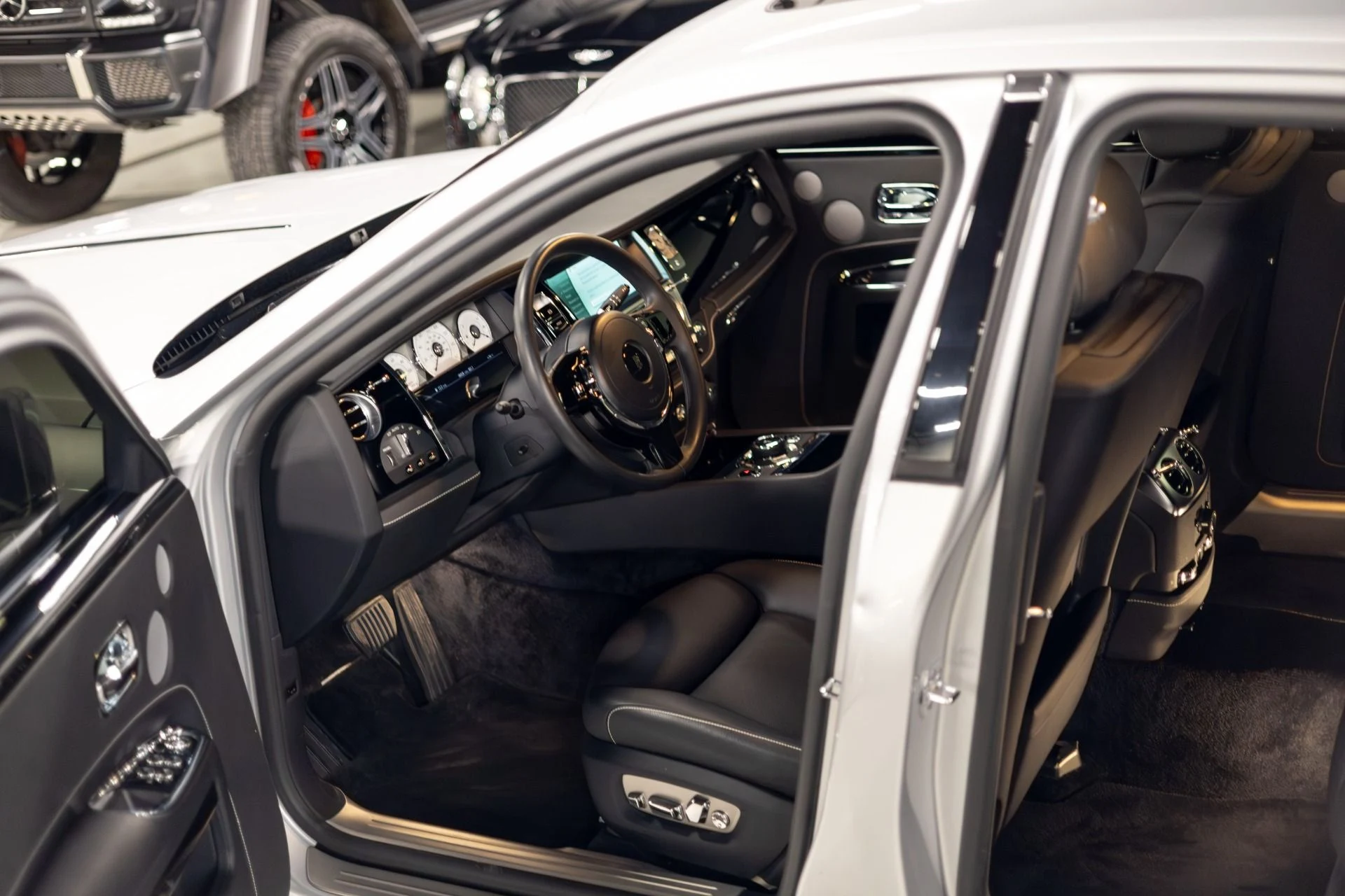 mph063_2414399077_Used_2015_Rolls_Royce_Ghost_1760219601_14a3e61130