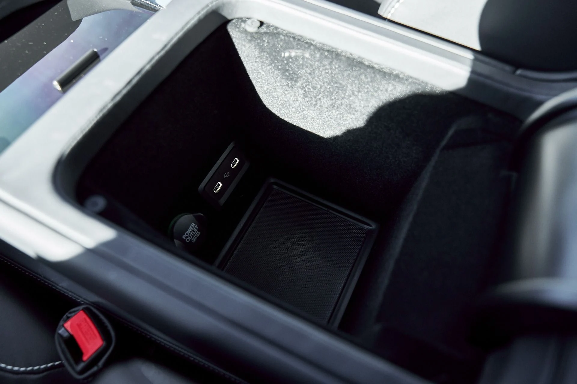 mph063_2588620822_Used_2025_Aston_Martin_DBX_707_1767063260_88397147eb