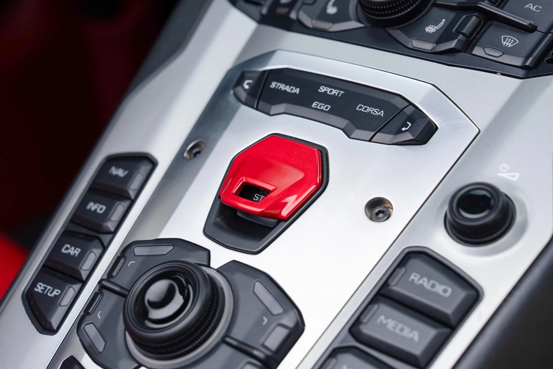 mph063_2791170553_Used_2018_Lamborghini_Aventador_Roadster_LP_740_4_S_1779296904_27259f4102