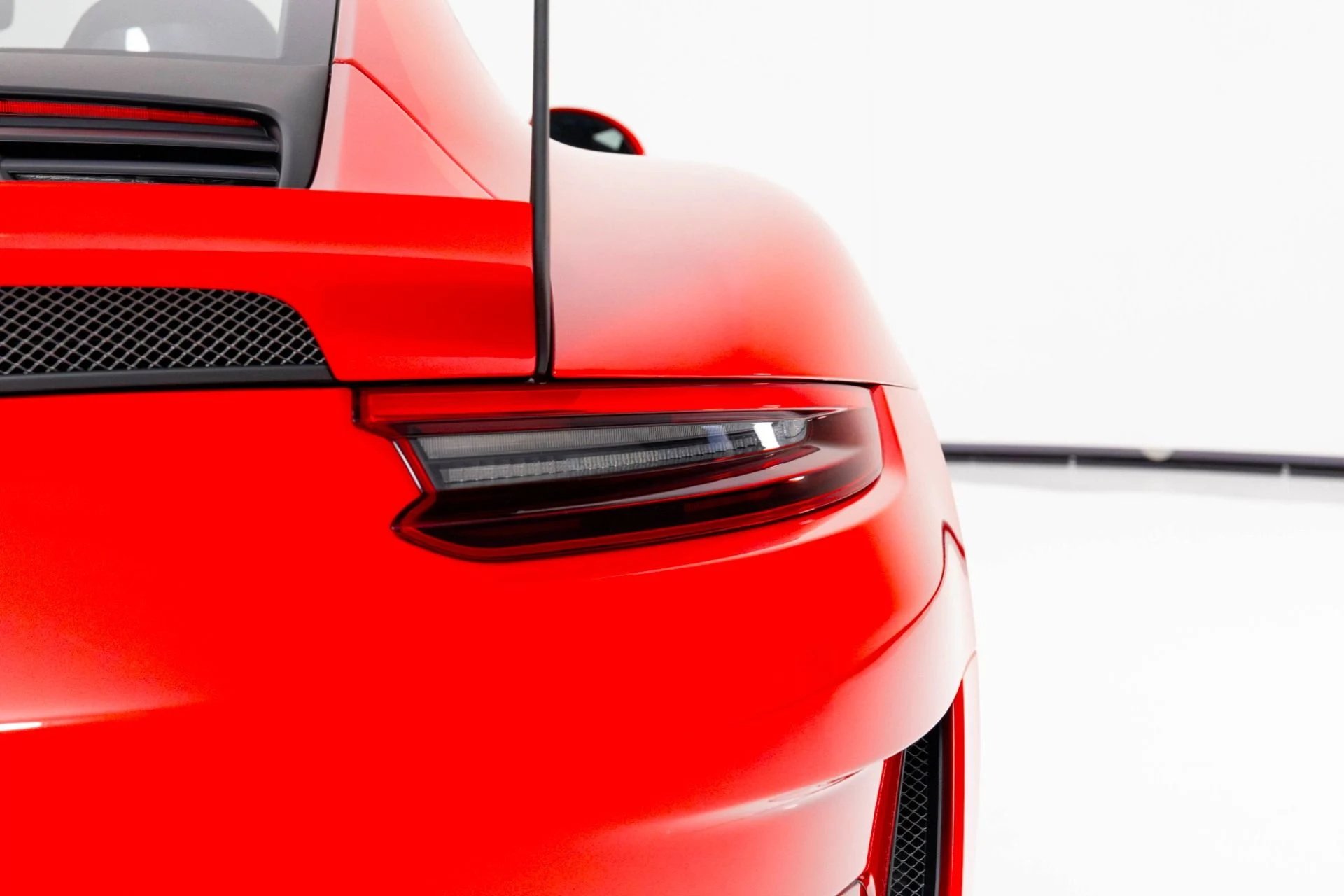 mph063_2791664790_Used_2019_Porsche_911_GT_3_RS_1762190447_0ad3ecc7b8