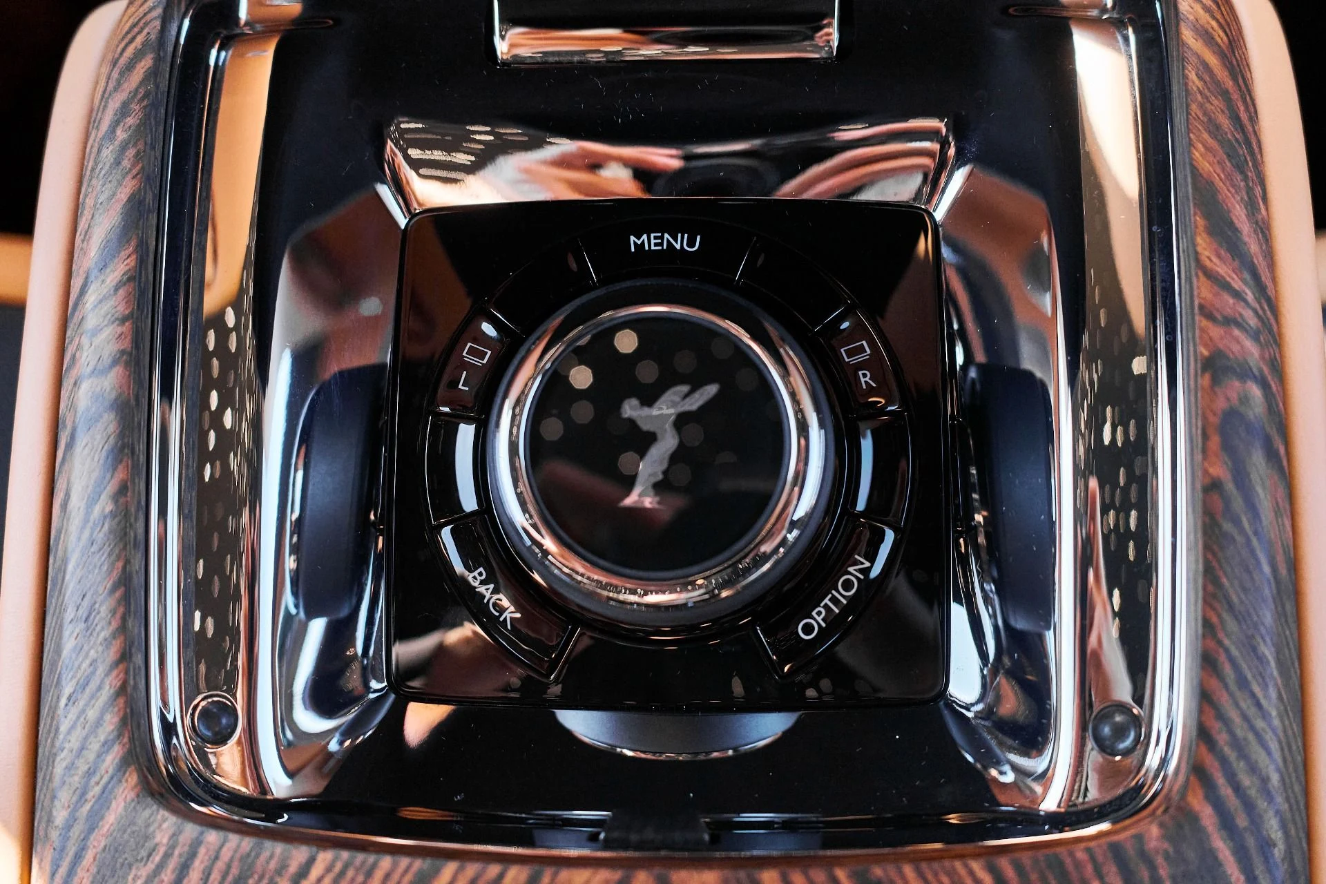 mph063_2913470991_Used_2025_Rolls_Royce_Cullinan_Base_1766020471_3350fa0edb