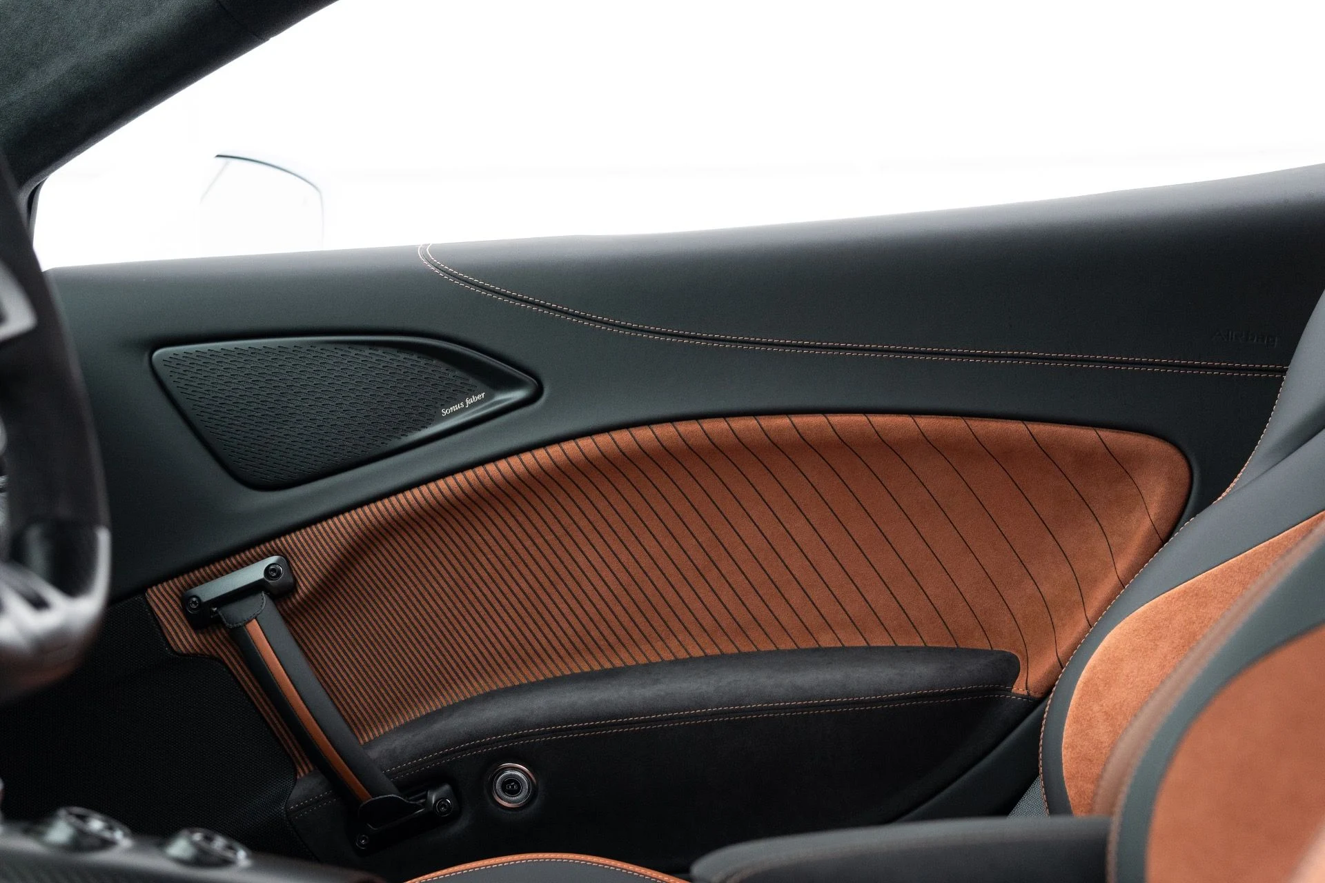 mph063_308079999_Used_2022_Maserati_MC_20_1777083905_8ee746e025