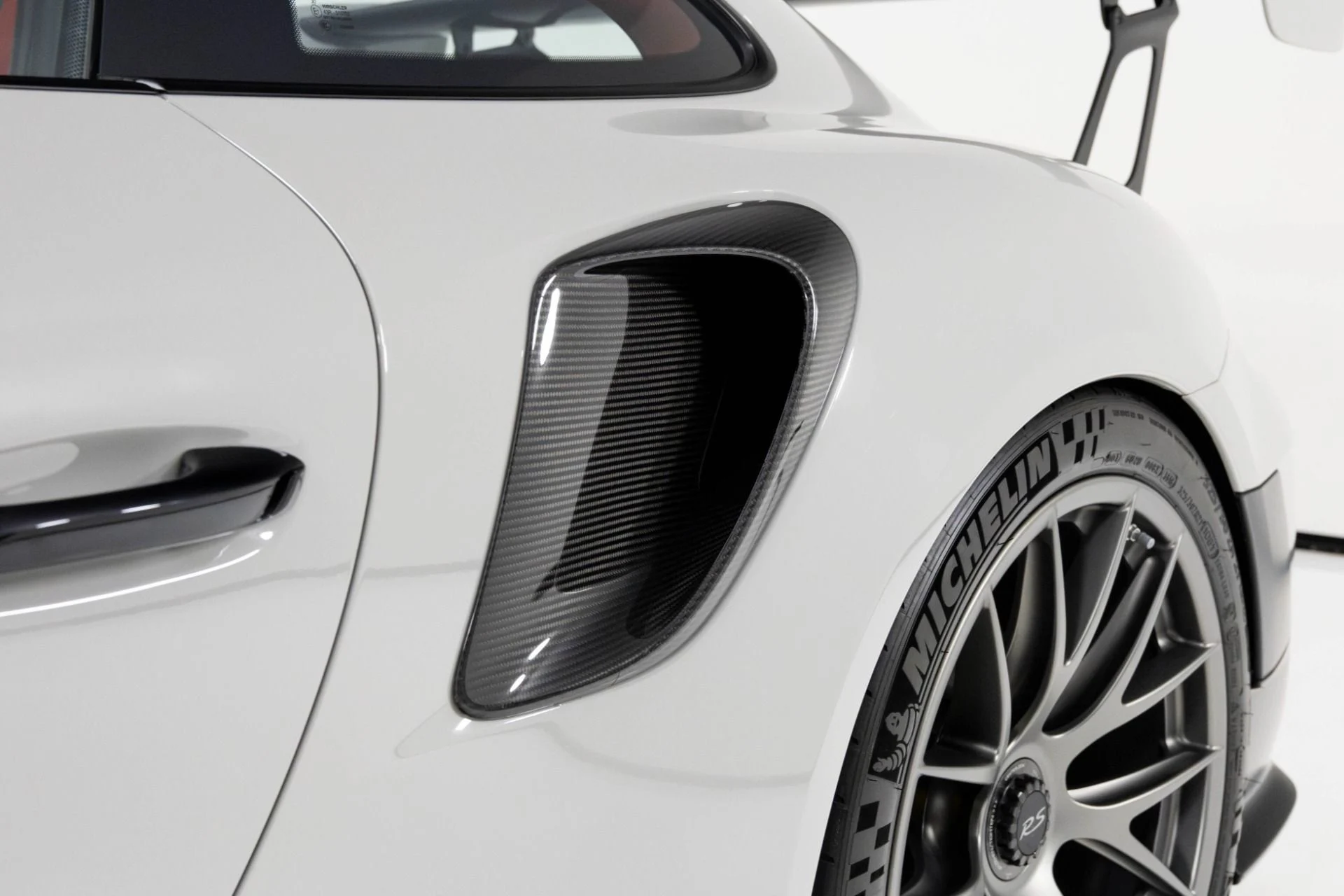 mph063_3099077762_Used_2018_Porsche_911_GT_2_RS_1762984507_1e567afb18