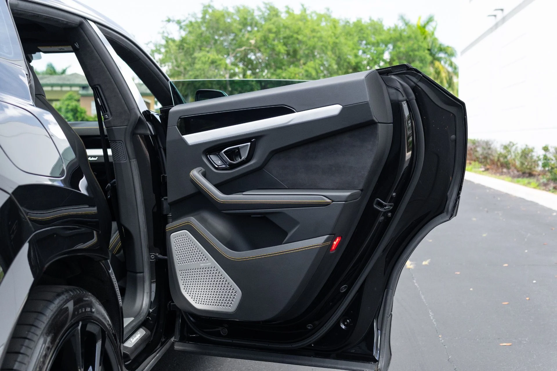 mph063_3244719662_Used_2022_Lamborghini_Urus_1776127244_69bb98271d