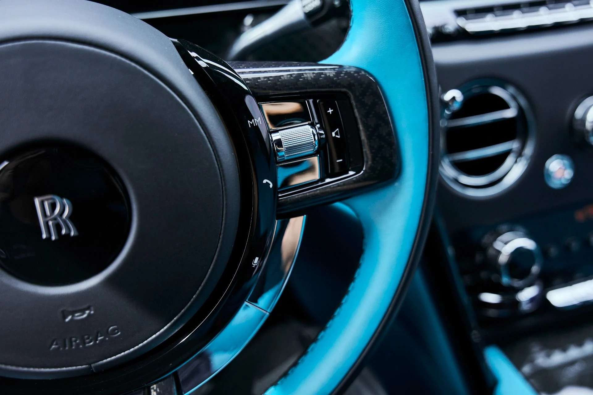 mph063_3319603154_Used_2025_Rolls_Royce_Cullinan_Black_Badge_1774912569_da1e74bcf3