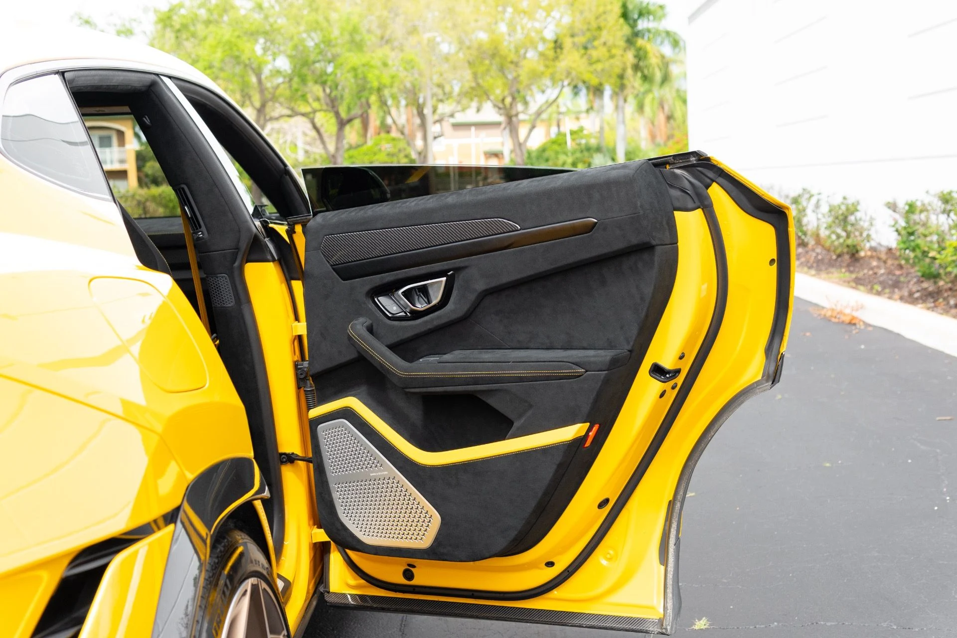 mph063_3596940382_Used_2024_Lamborghini_Urus_Performante_1773952182_ffffcbae35