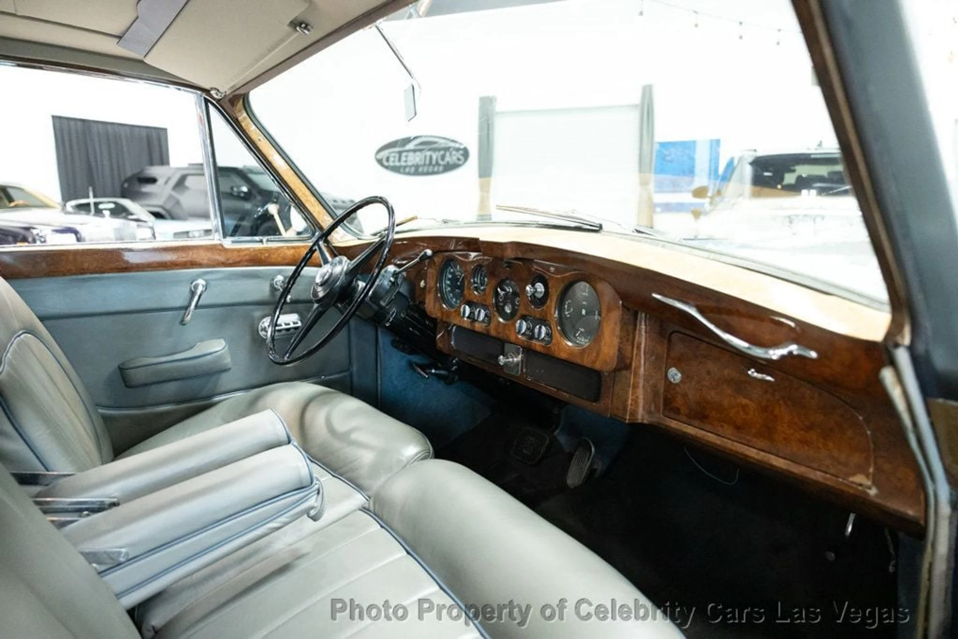 mph063_367962571_used_1962_rolls_royce_phantom_v_phantomvlimousinebyjamesyoung_9707_22531997_64_1024_26c3787f20