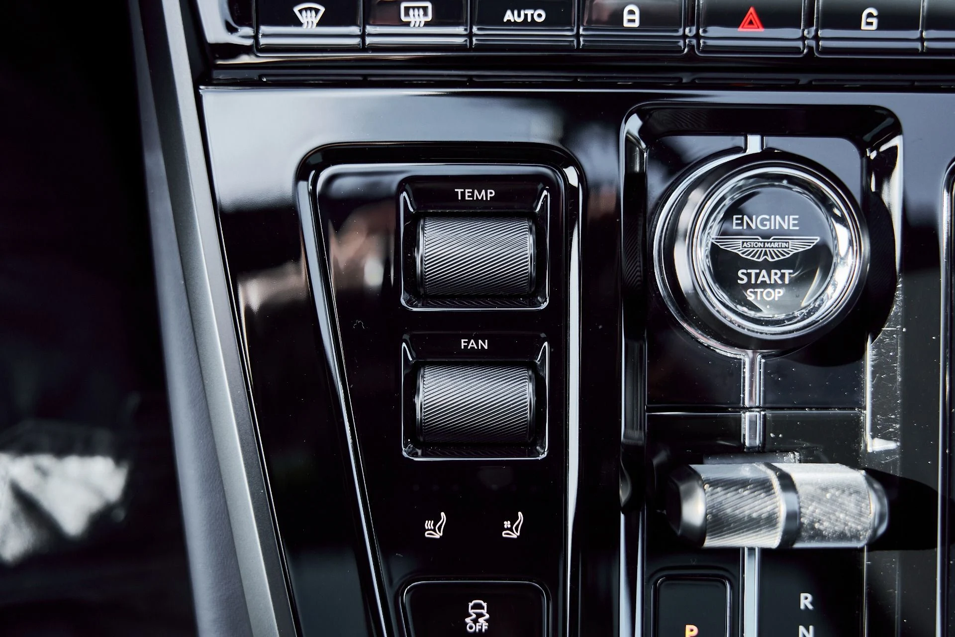 mph063_3748340092_Used_2025_Aston_Martin_DBX_707_1771642304_04ca507533