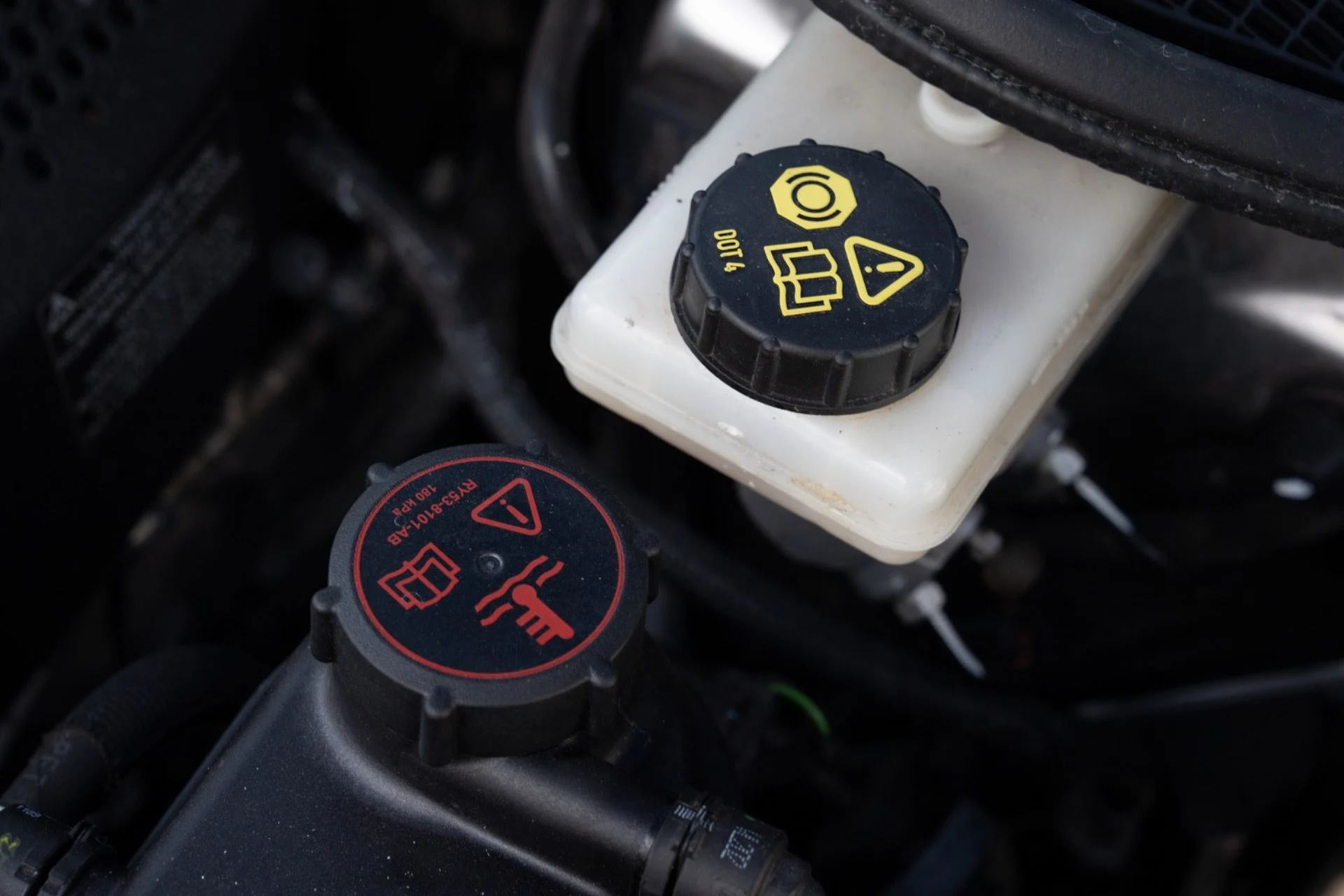 mph063_3776629942_Used_2021_Aston_Martin_Vantage_1781043653_996ab5a141
